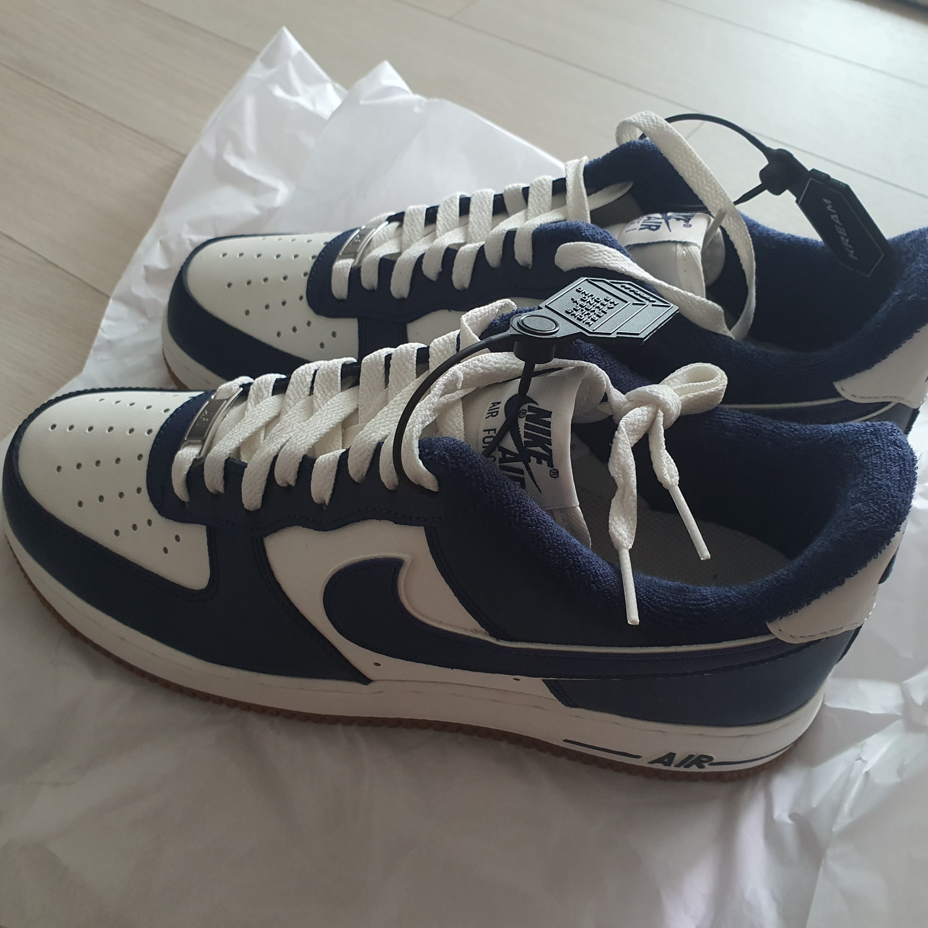 Nike Air Force 1 '07 LV8 Midnight Navy 착용 스타일 - 2