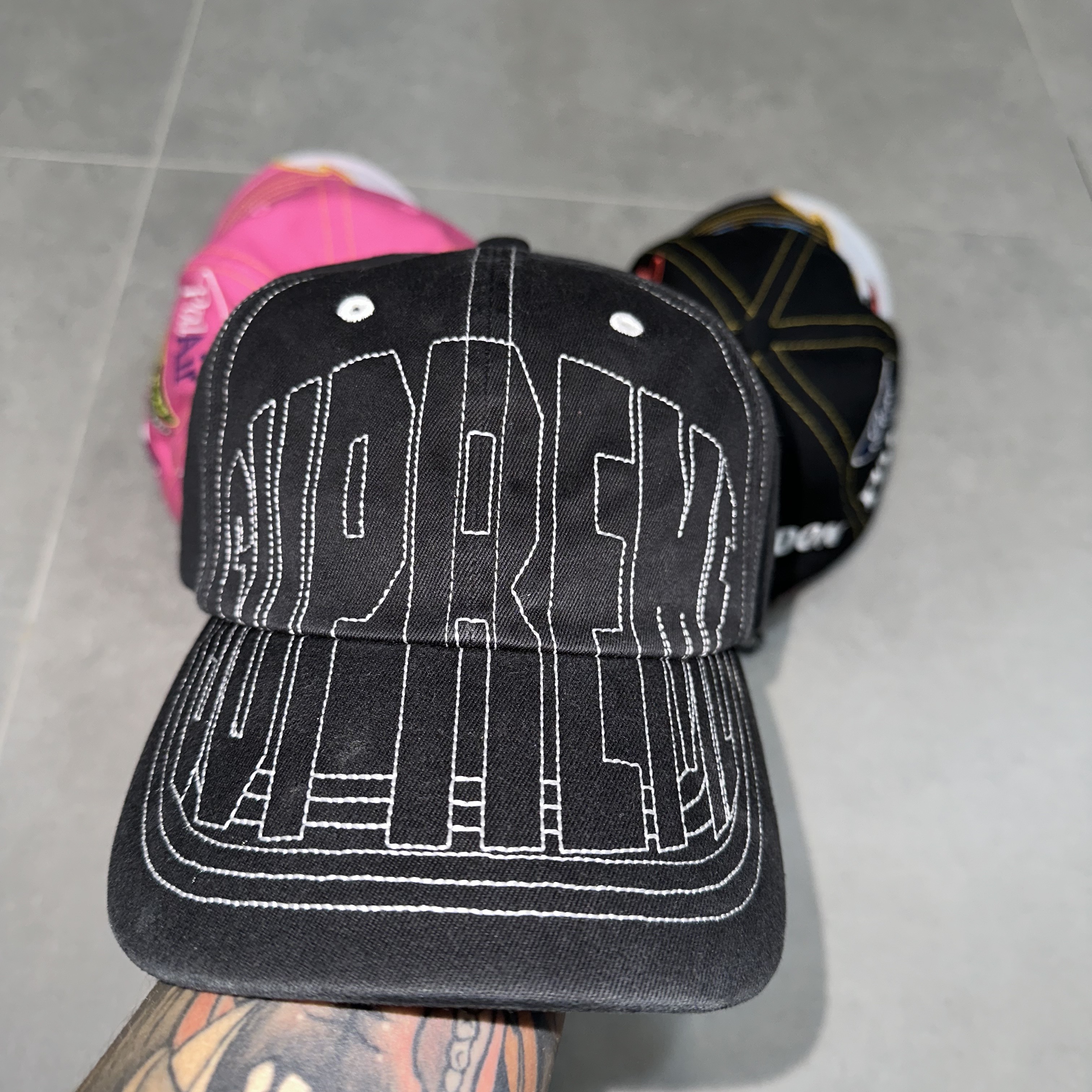 Supreme Visor Stitch 6-Panel Black - 23SS 착용 스타일 - 1