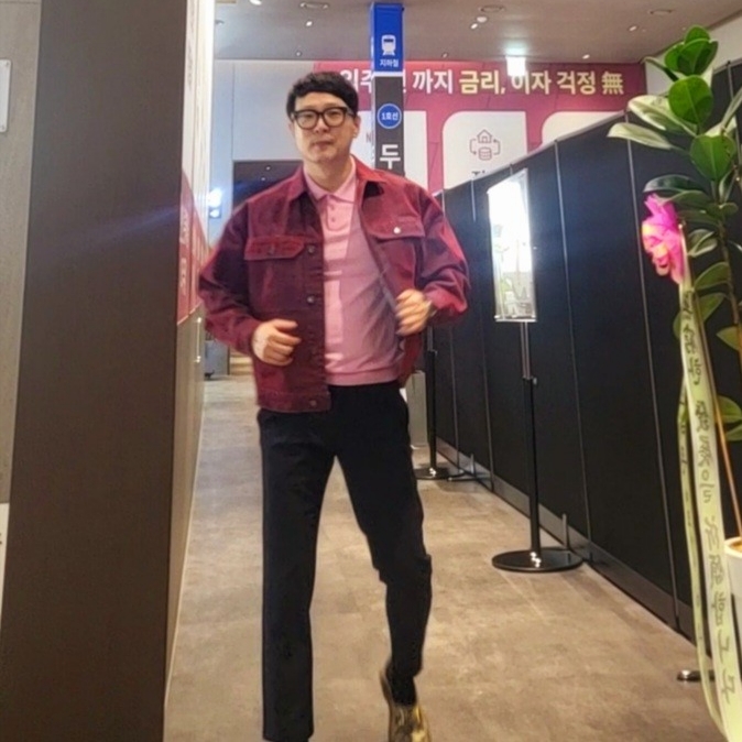 Supreme Flocked Denim Trucker Jacket Red - 23SS 착용 스타일 - 3