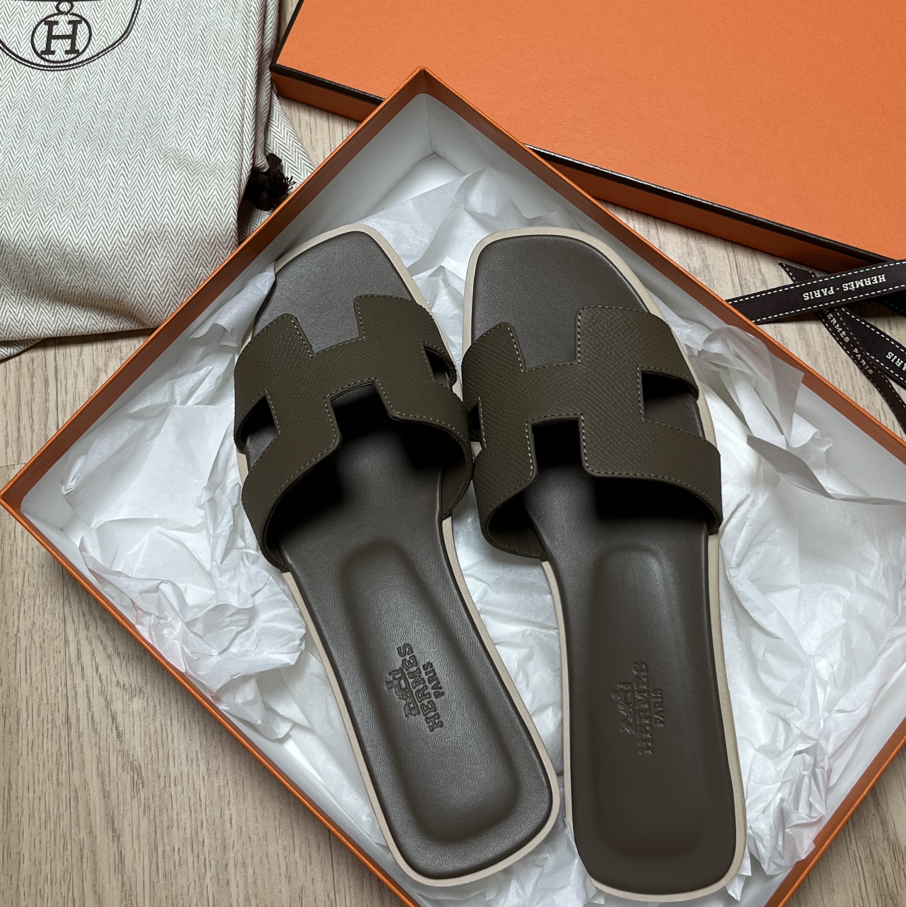 (W) Hermes Oran Sandal Epsom & Etoupe 착용 스타일