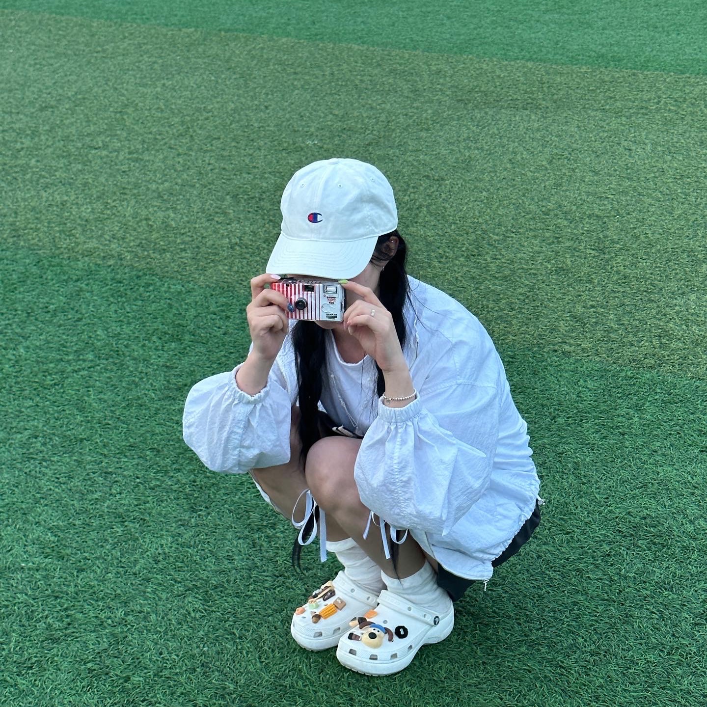 (W) Crocs Classic Platform Clog White 착용 스타일 - 1