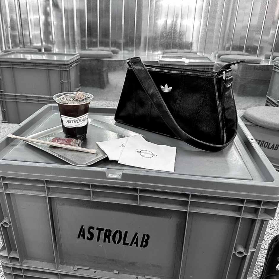 Adidas Mini Airliner Bag Black 착용 스타일