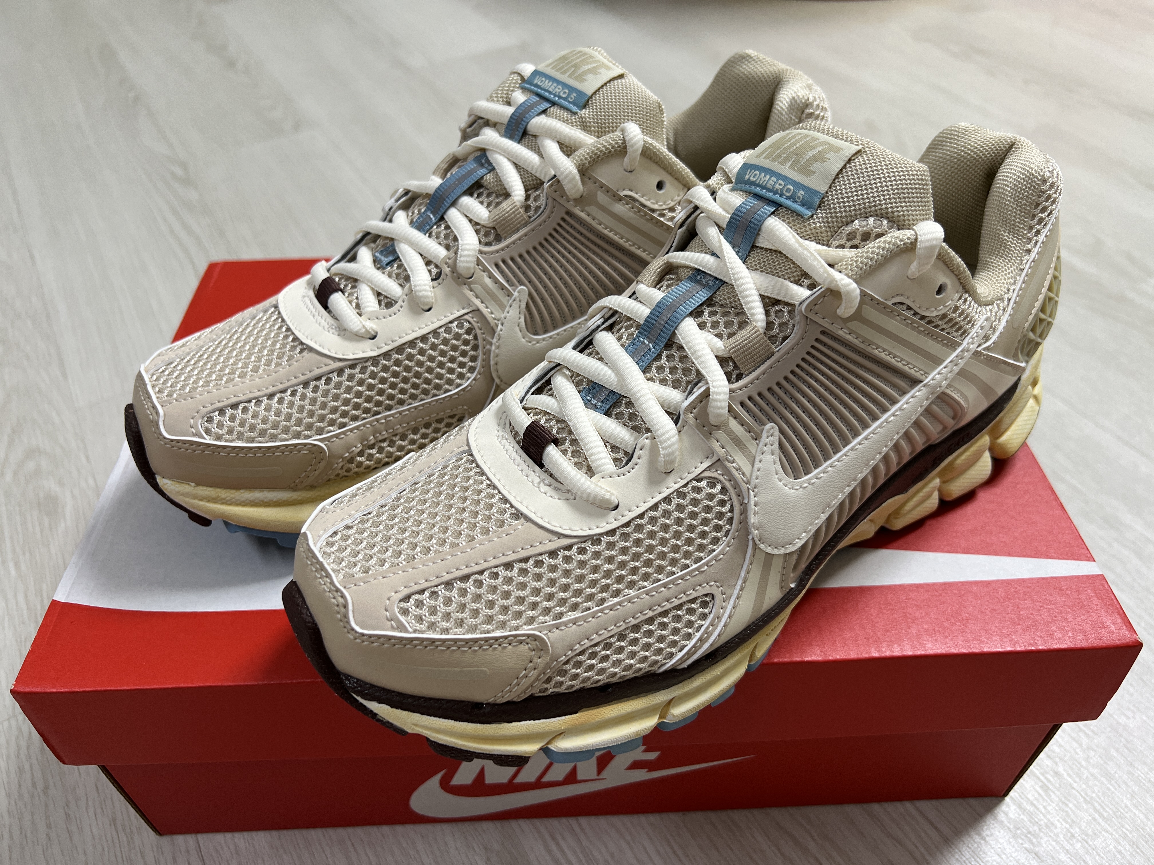 (W) Nike Zoom Vomero 5 Oatmeal 착용 스타일