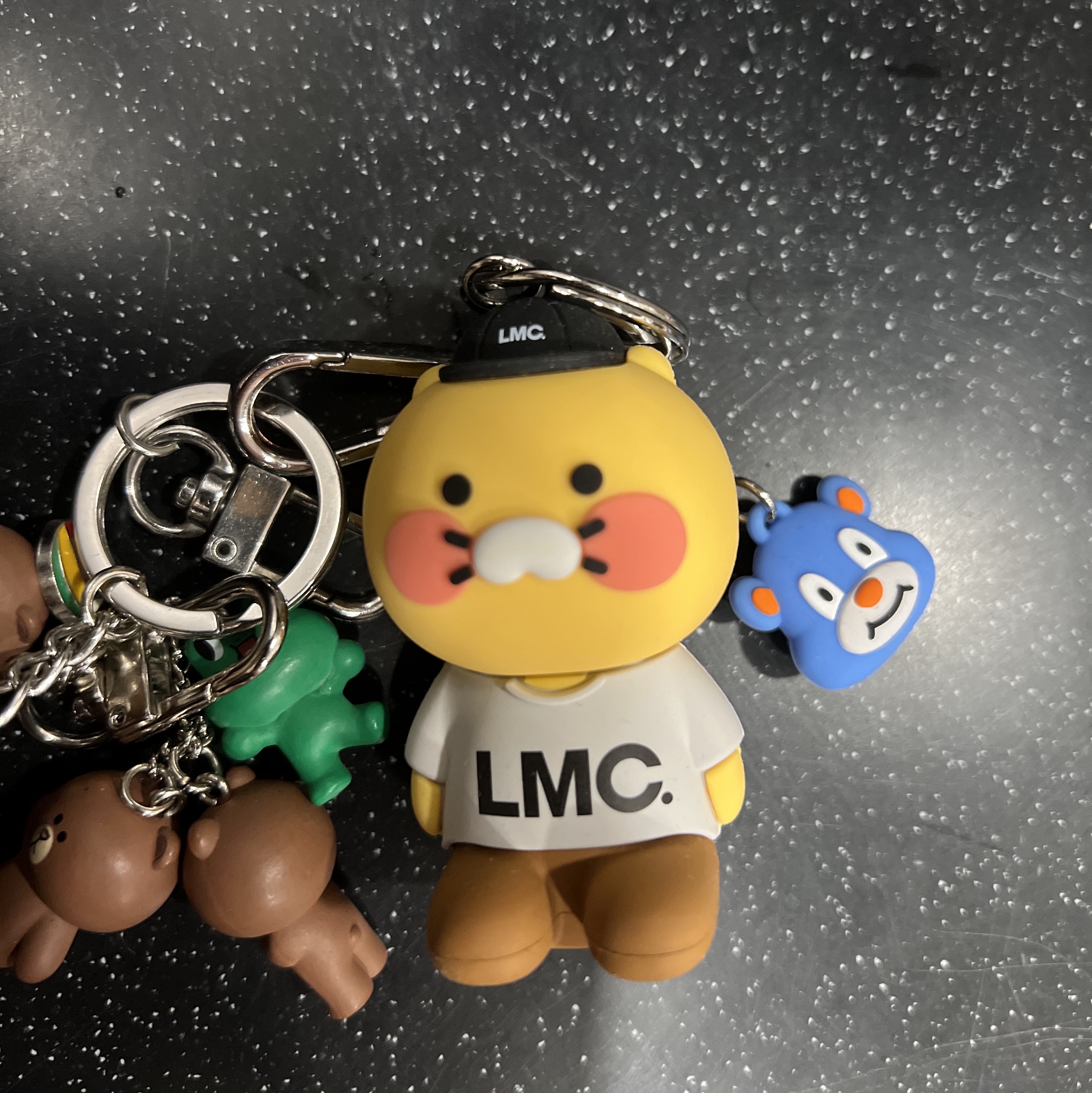 Kakao x LMC Choonsik Keyring Black 착용 스타일