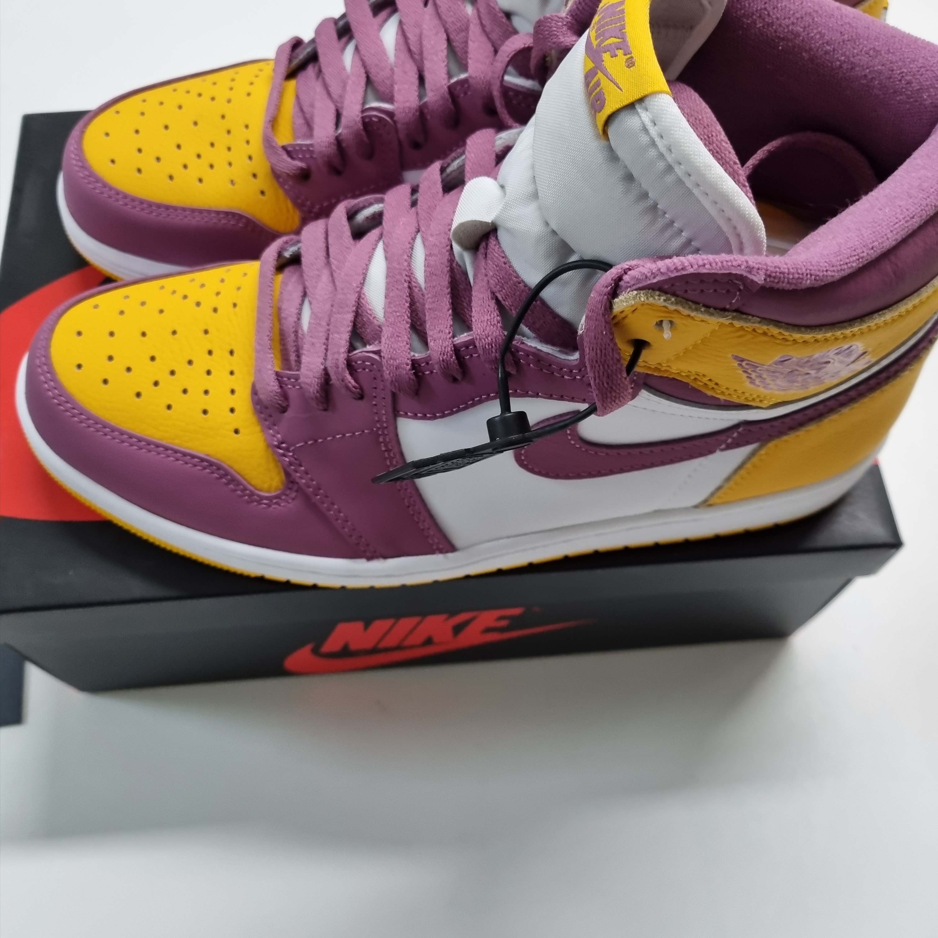 Jordan 1 Retro High OG University Gold Light Bordeaux 착용 스타일 - 2