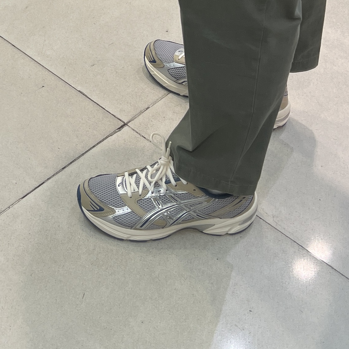 Asics Gel-1130 Oyster Grey Pure Silver 착용 스타일 - 1