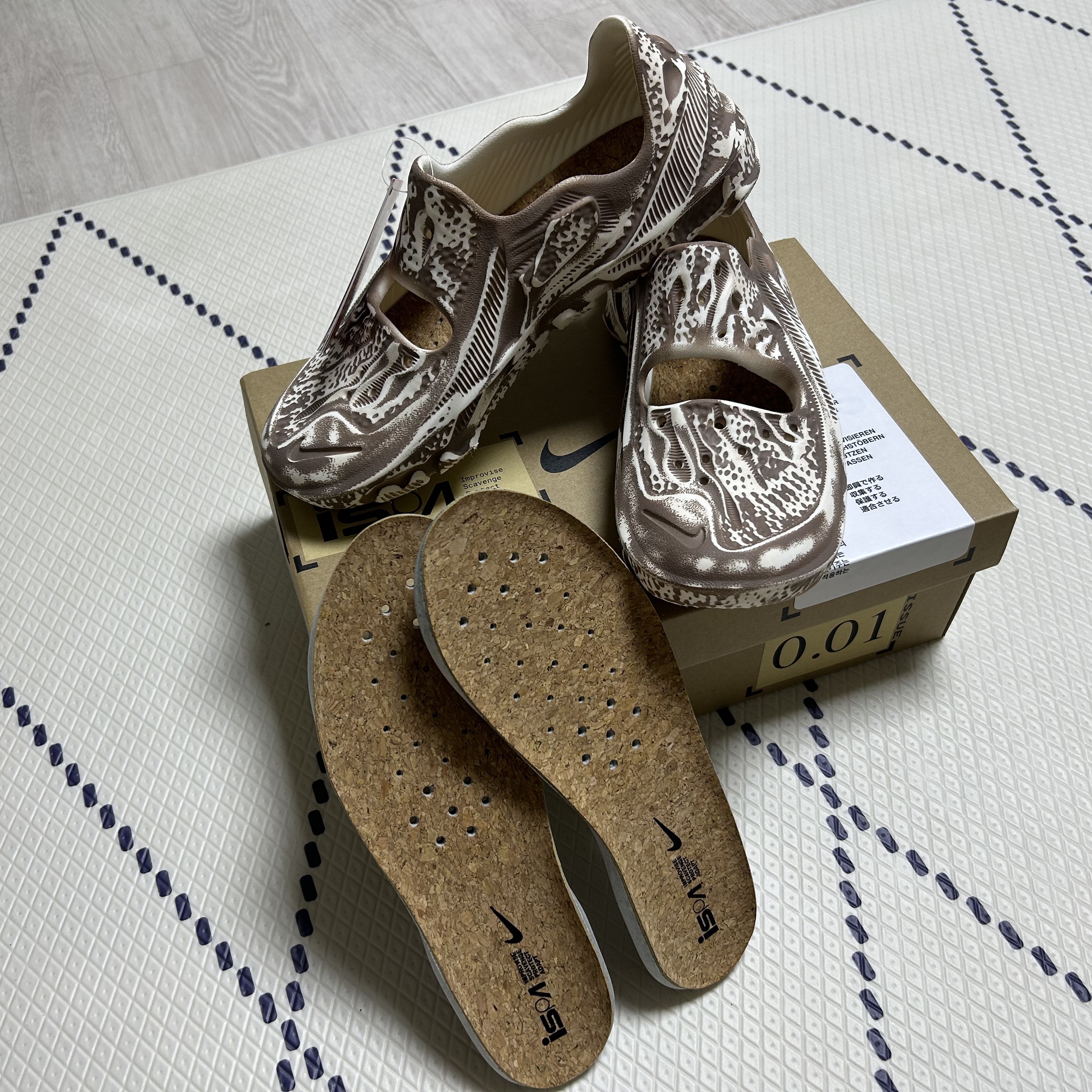 Nike ISPA Universal Natural and Desert Dust 착용 스타일