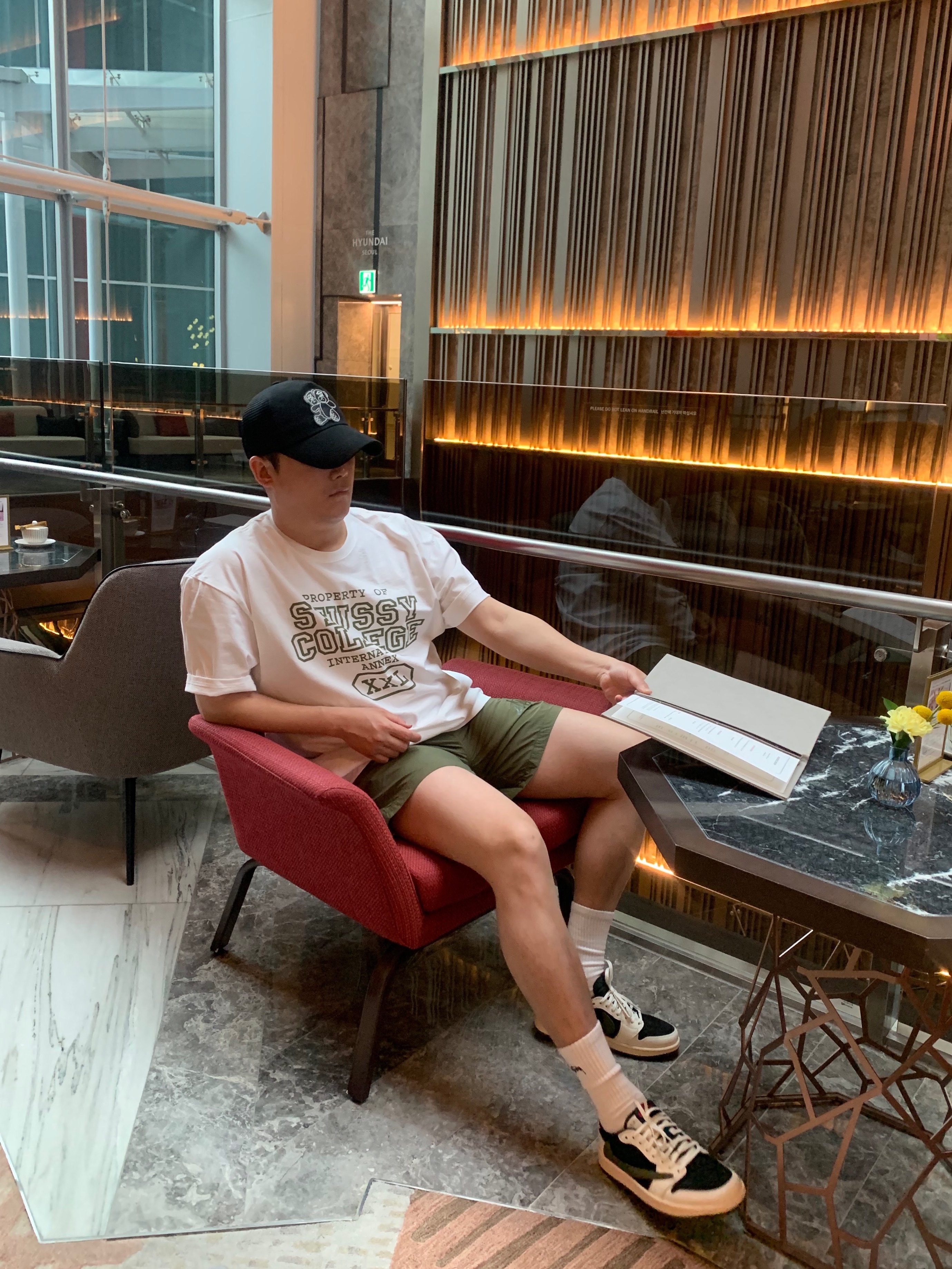 스투시 빅 스탁 나일론 쇼츠 올리브, (W) 조던 1 x 트래비스 스캇 레트로 로우 OG SP 미디움 올리브 착용 스타일 - 1