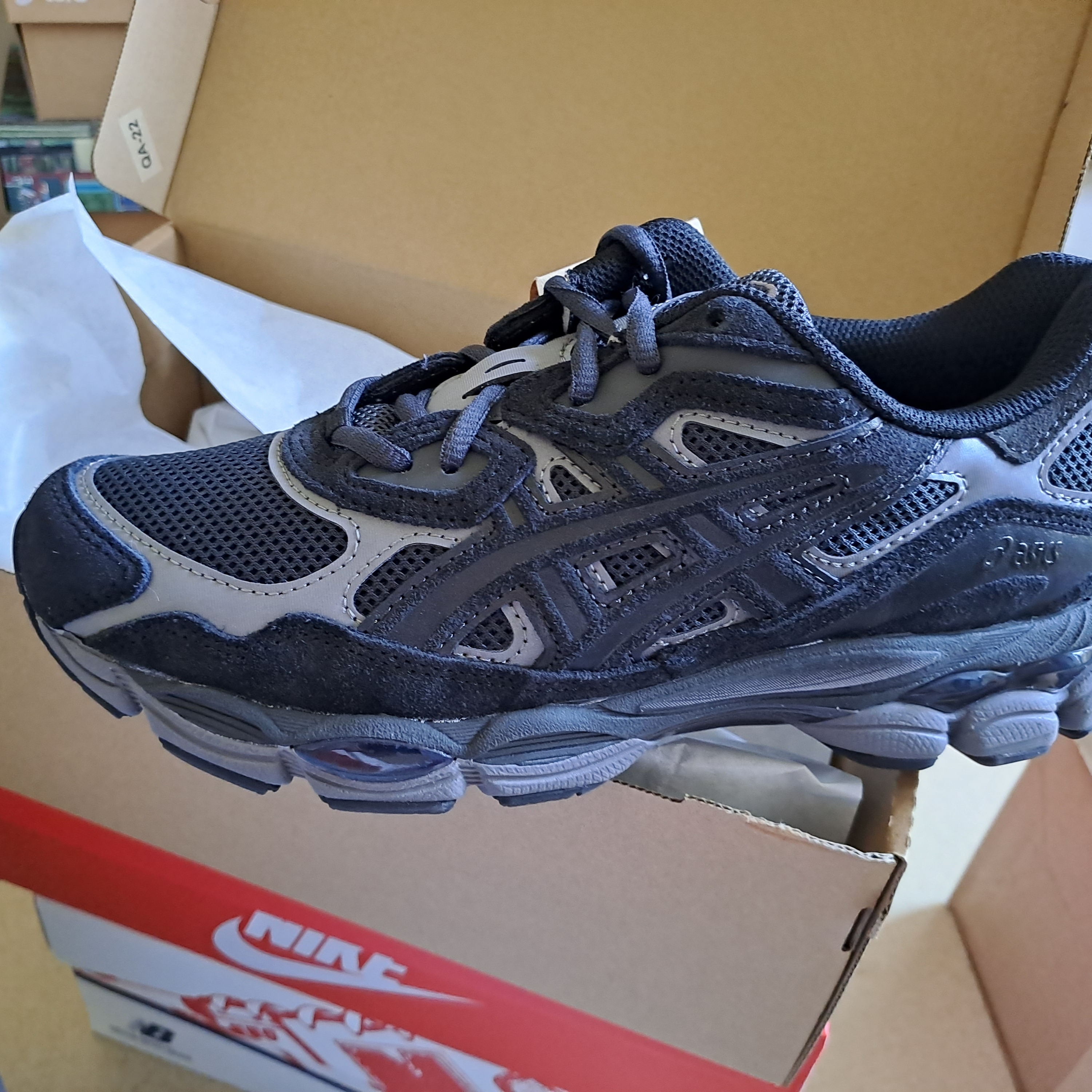 Asics Gel-NYC Graphite Grey Black 착용 스타일 - 1