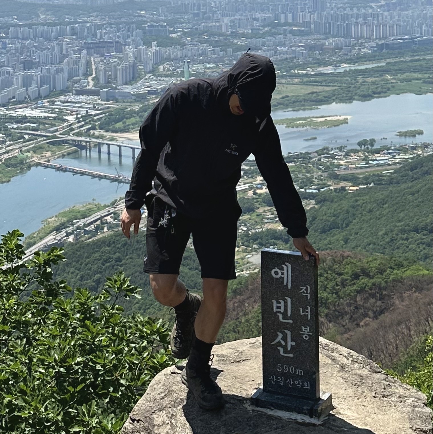 Arc'teryx Squamish Hoody Black, Arc'teryx Norvan Cap Black 착용 스타일