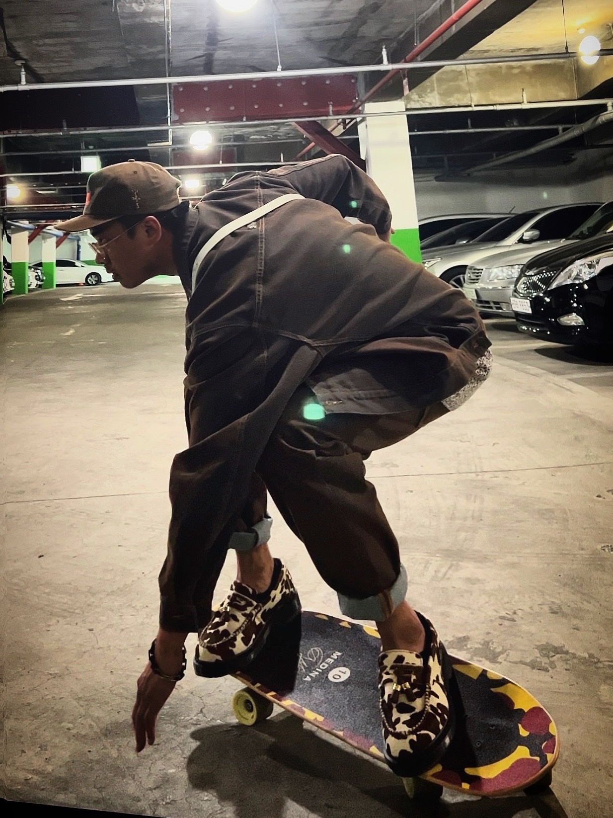 Supreme Flocked Denim Trucker Jacket Gold - 23SS, Supreme Flocked Regular Jean Gold - 23SS 착용 스타일 - 1