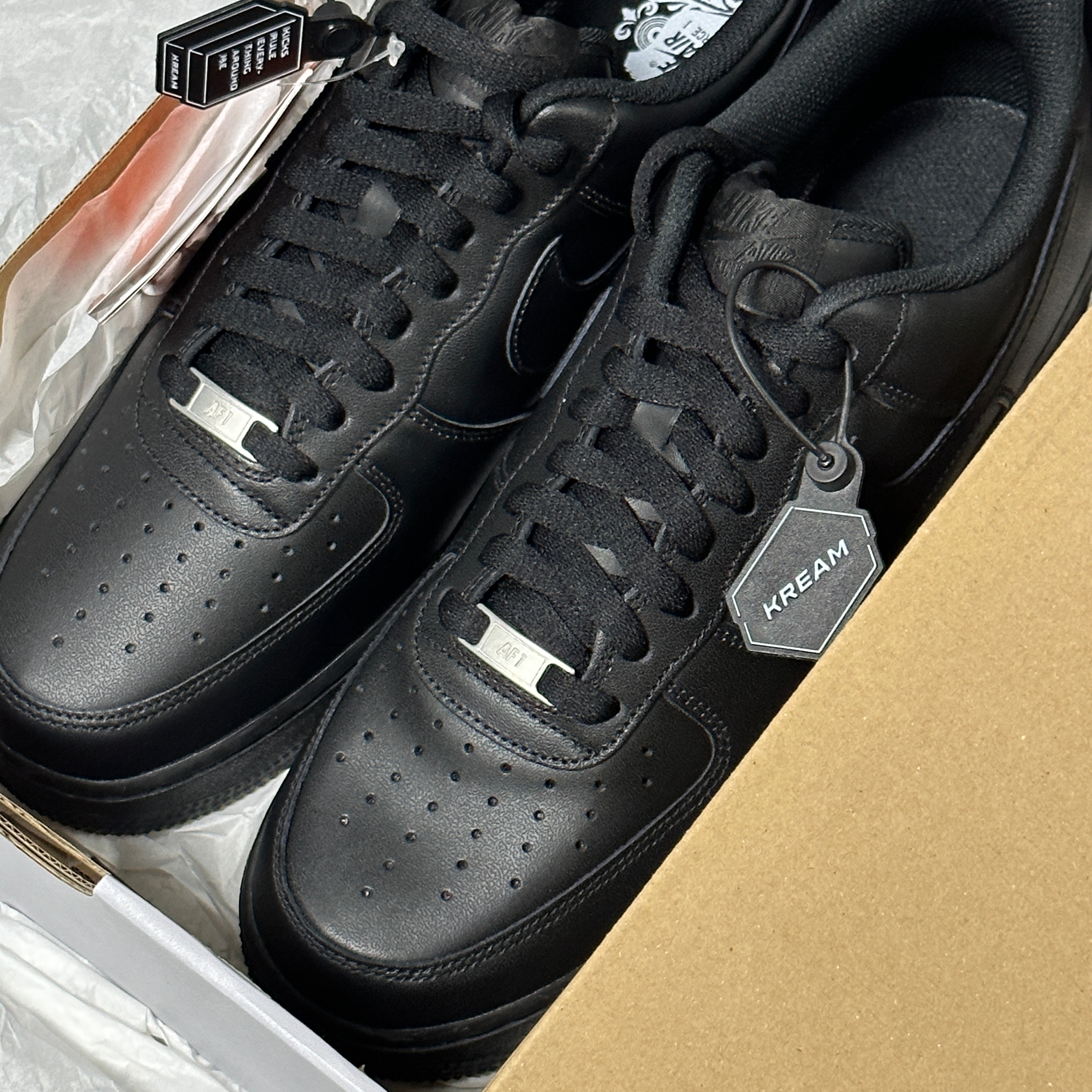 Nike Air Force 1 '07 Low Triple Black 착용 스타일 - 2