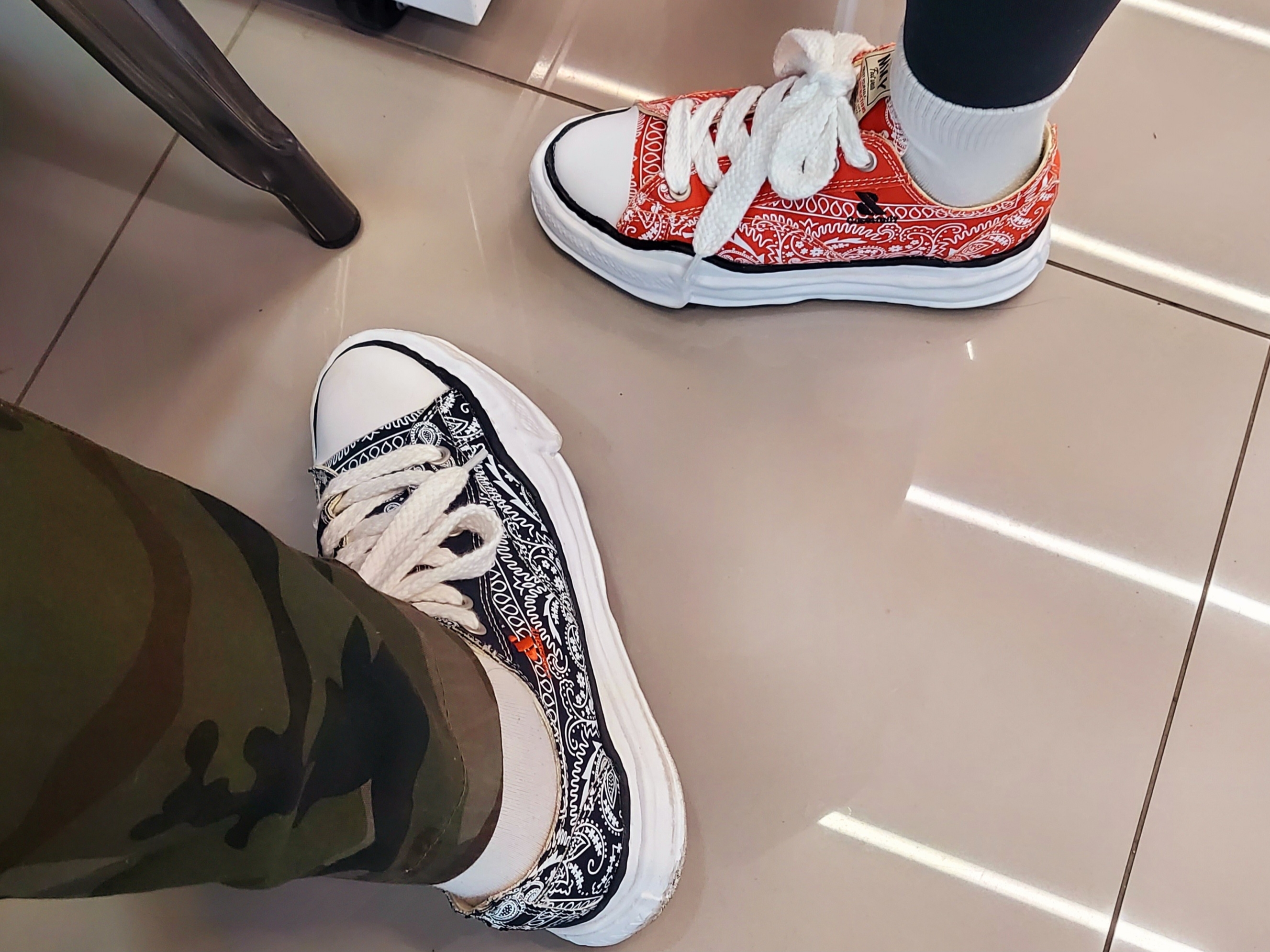 Maison Mihara Yasuhiro x Casestudy Peterson OG Sole Bandana Low-top Sneakers Orange, Maison Mihara Yasuhiro x Casestudy Peterson OG Sole Bandana Low-top Sneakers Black 착용 스타일 - 1
