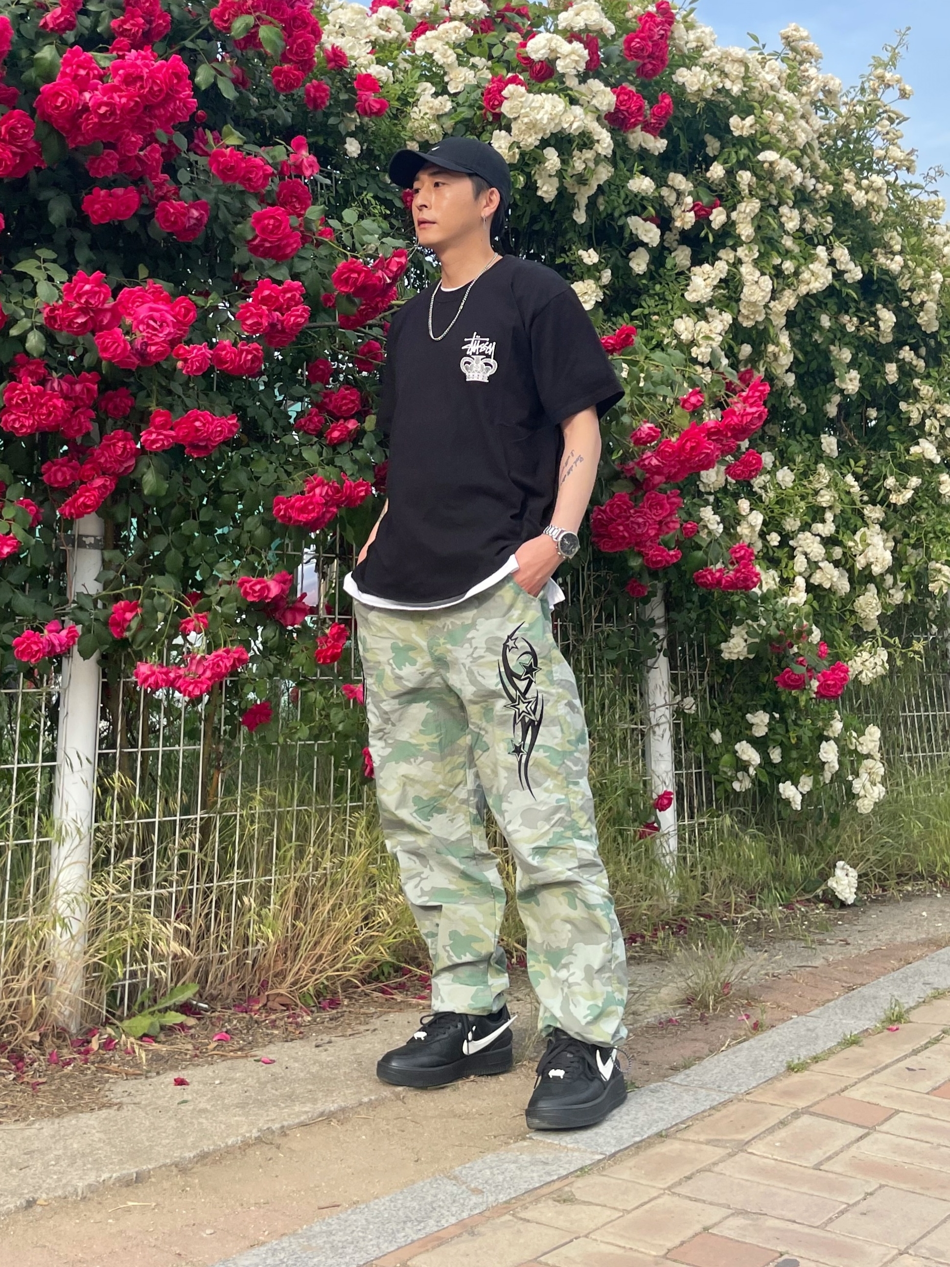 나이키 x 앰부쉬 에어포스 1 로우 SP 블랙, 스투시 원 월드 티셔츠 블랙 착용 스타일 - 1