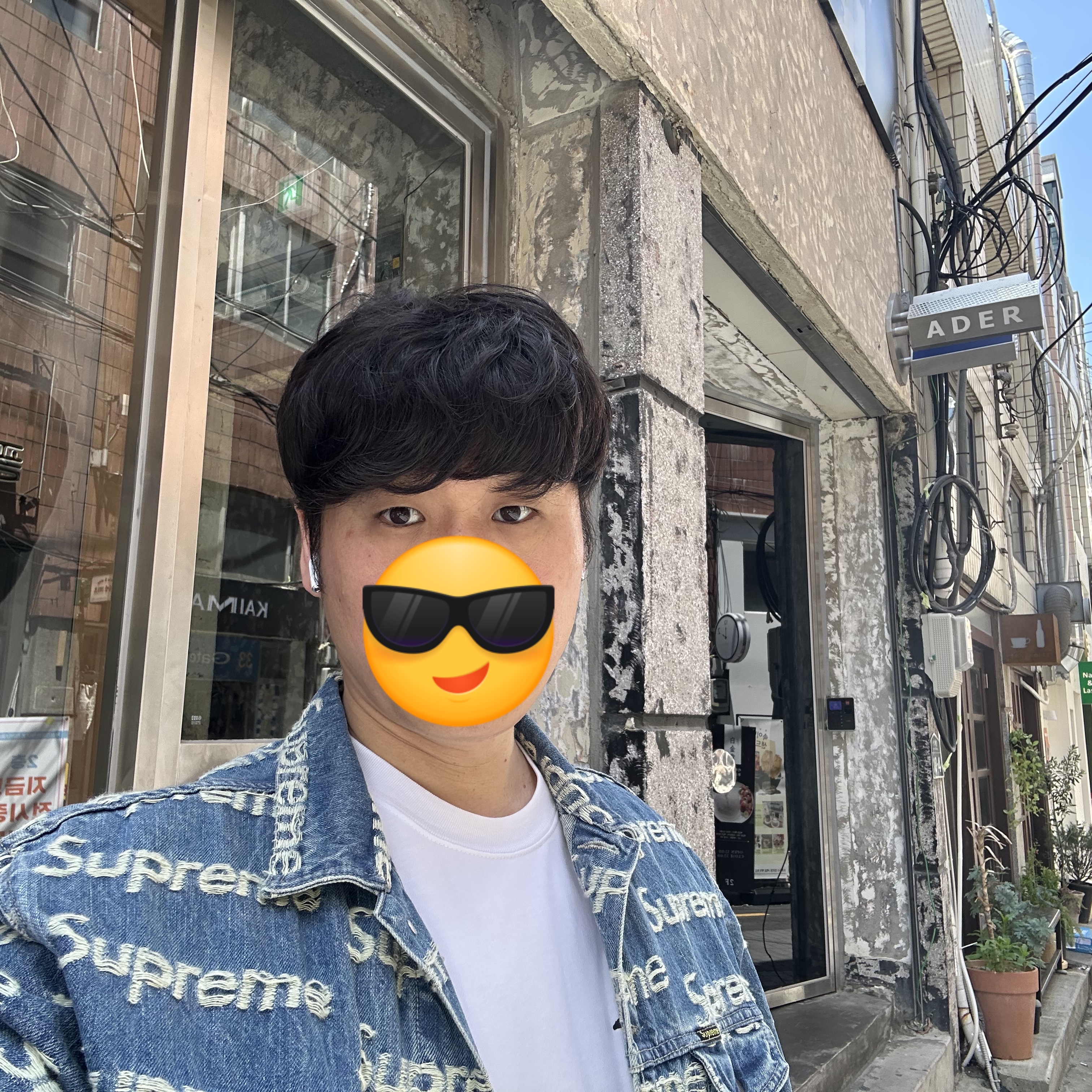Supreme Frayed Logos Denim Trucker Jacket Blue - 21SS, Nike x Stussy NRG RA T-Shirt Summit White (DM4942-121) 착용 스타일 - 2
