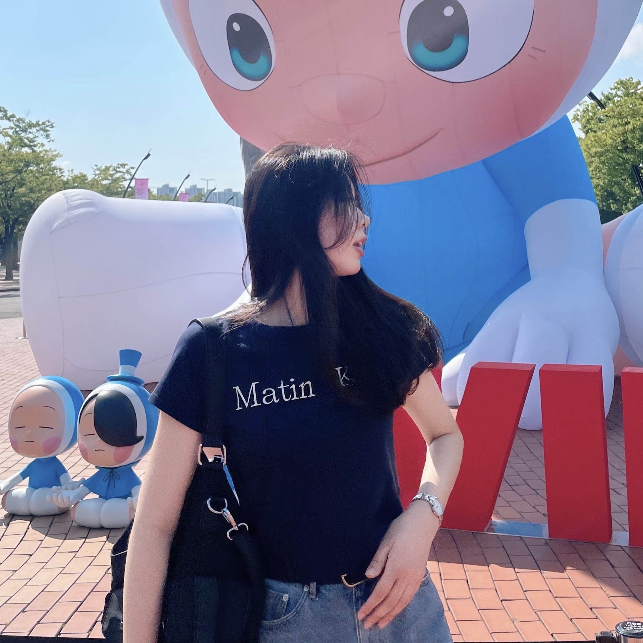 (W) Matin Kim Logo Silket Crop Top Black 착용 스타일