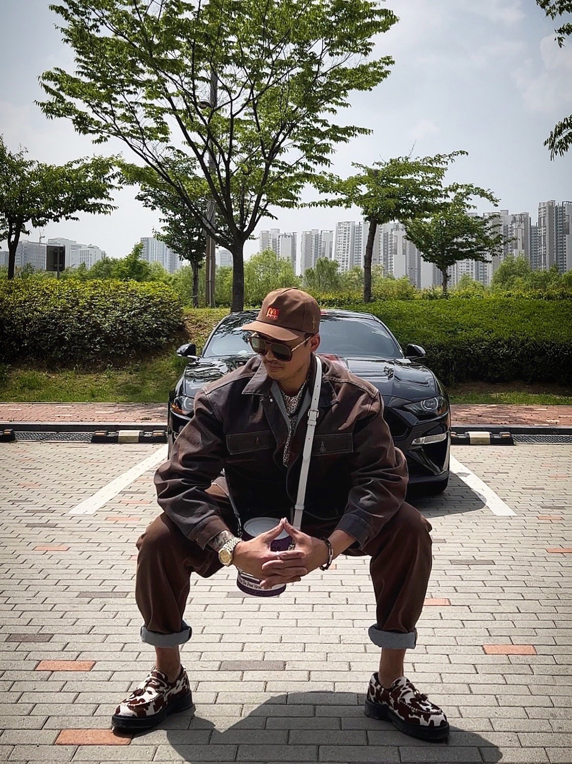 Supreme Flocked Denim Trucker Jacket Gold - 23SS, Supreme Flocked Regular Jean Gold - 23SS 착용 스타일 - 3