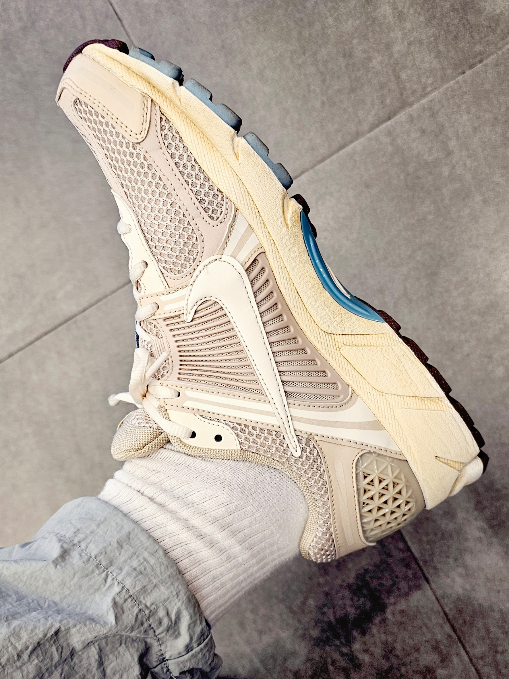 (W) Nike Zoom Vomero 5 Oatmeal 착용 스타일 - 3