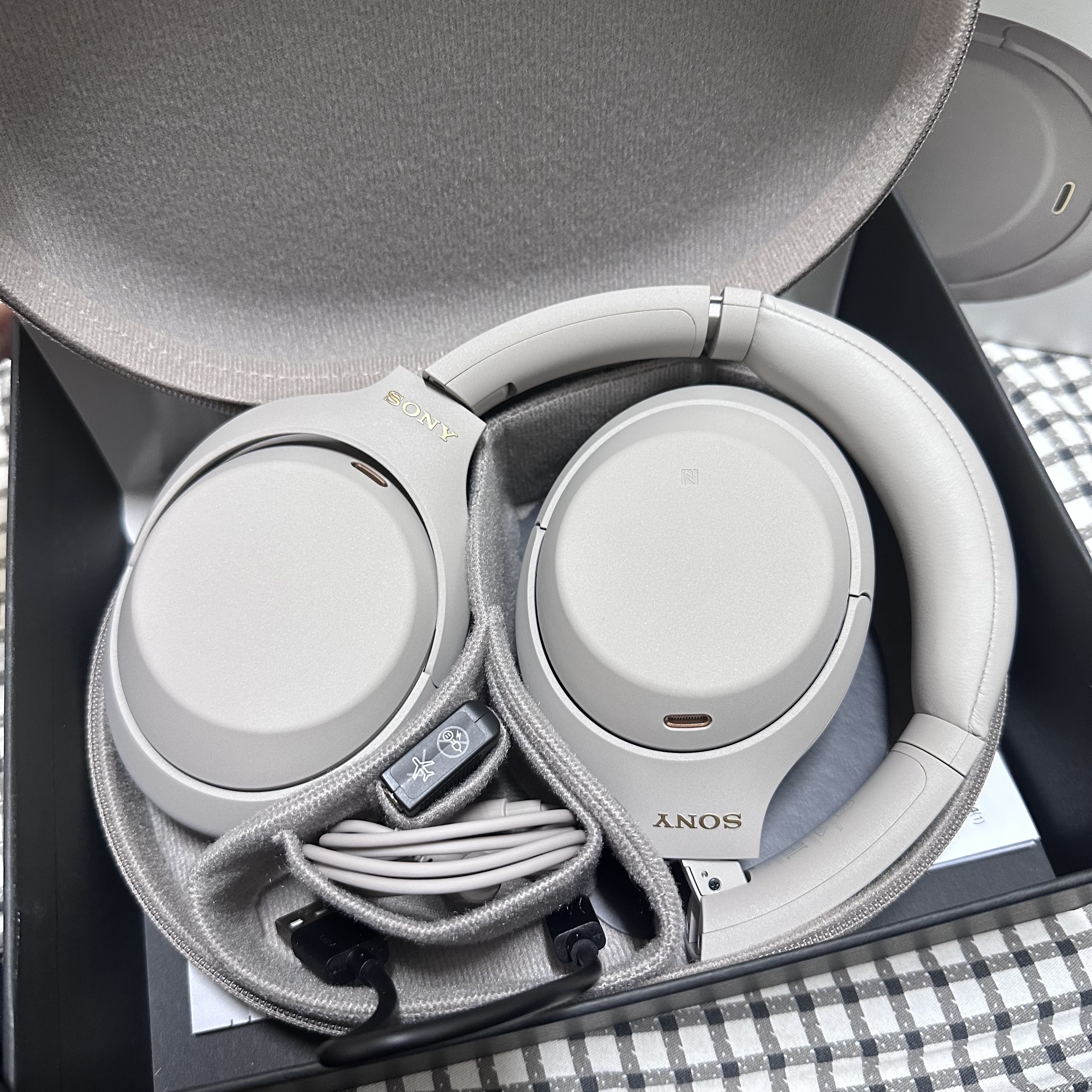 Sony WH-1000XM4 Platinum Silver (Korean Ver.) 착용 스타일