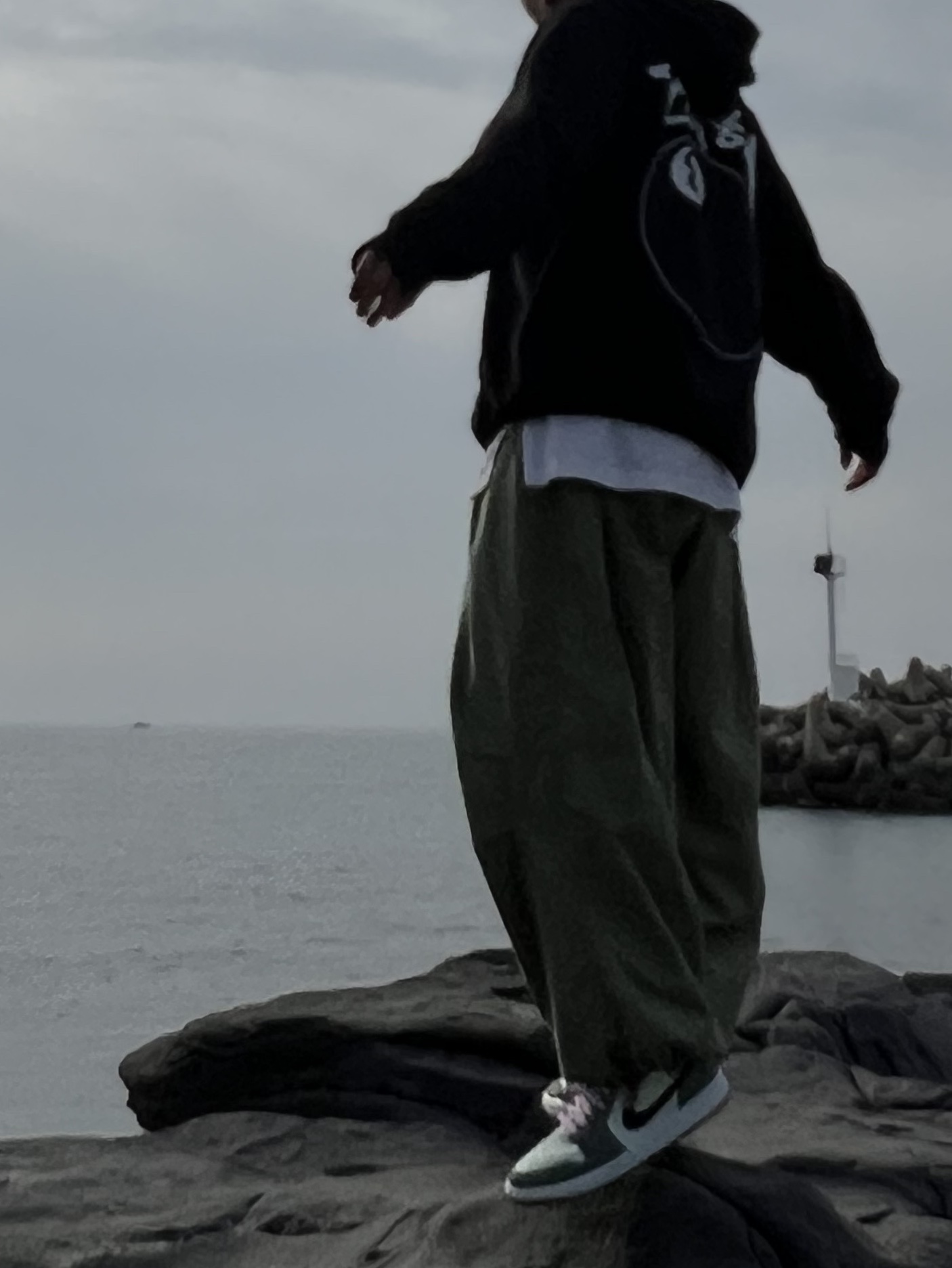 Stussy 8 Ball Hoodie Black - 21FW, (W) Jordan 1 Mid SE Dutch Green 착용 스타일