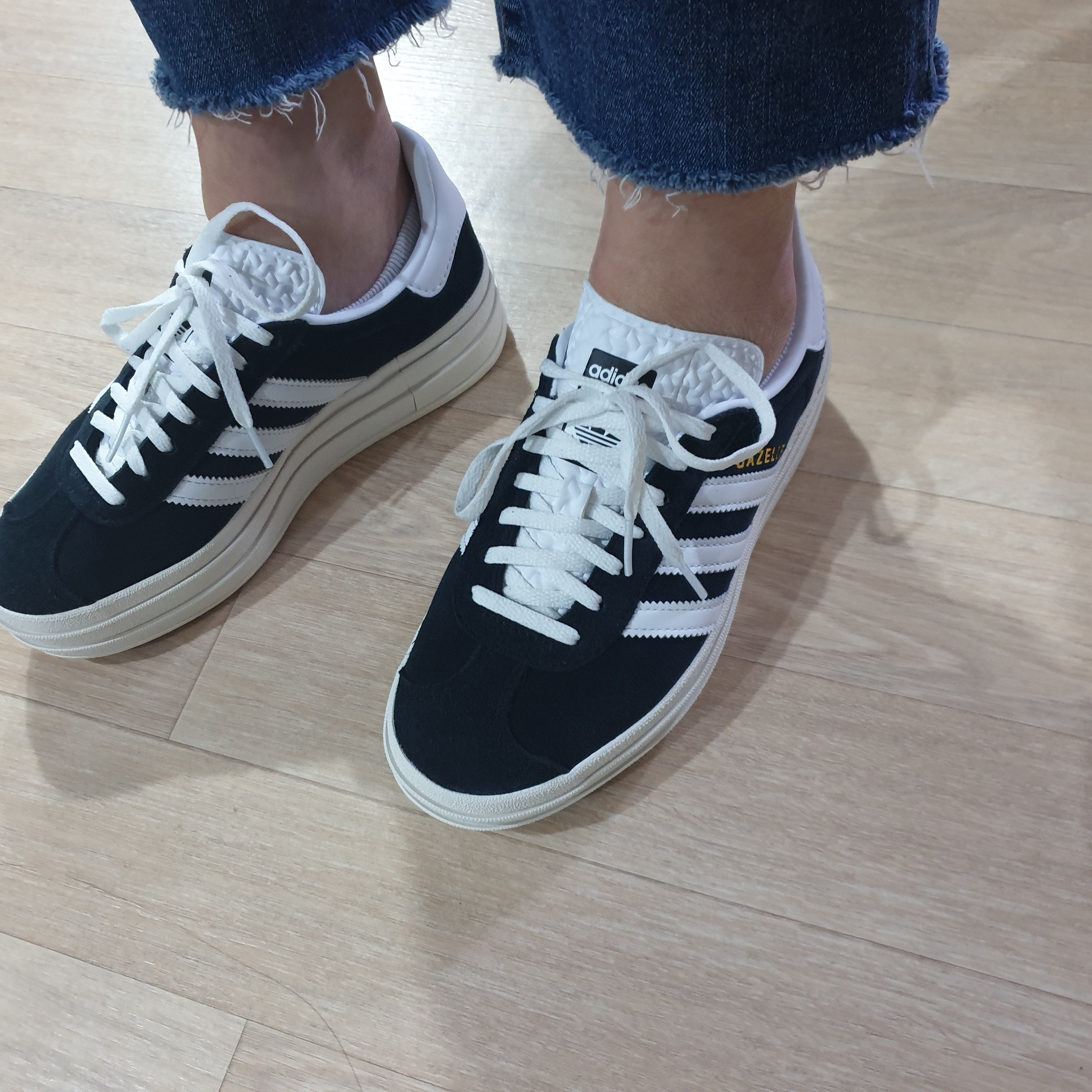 (W) Adidas Gazelle Bold Core Black Cloud White 착용 스타일