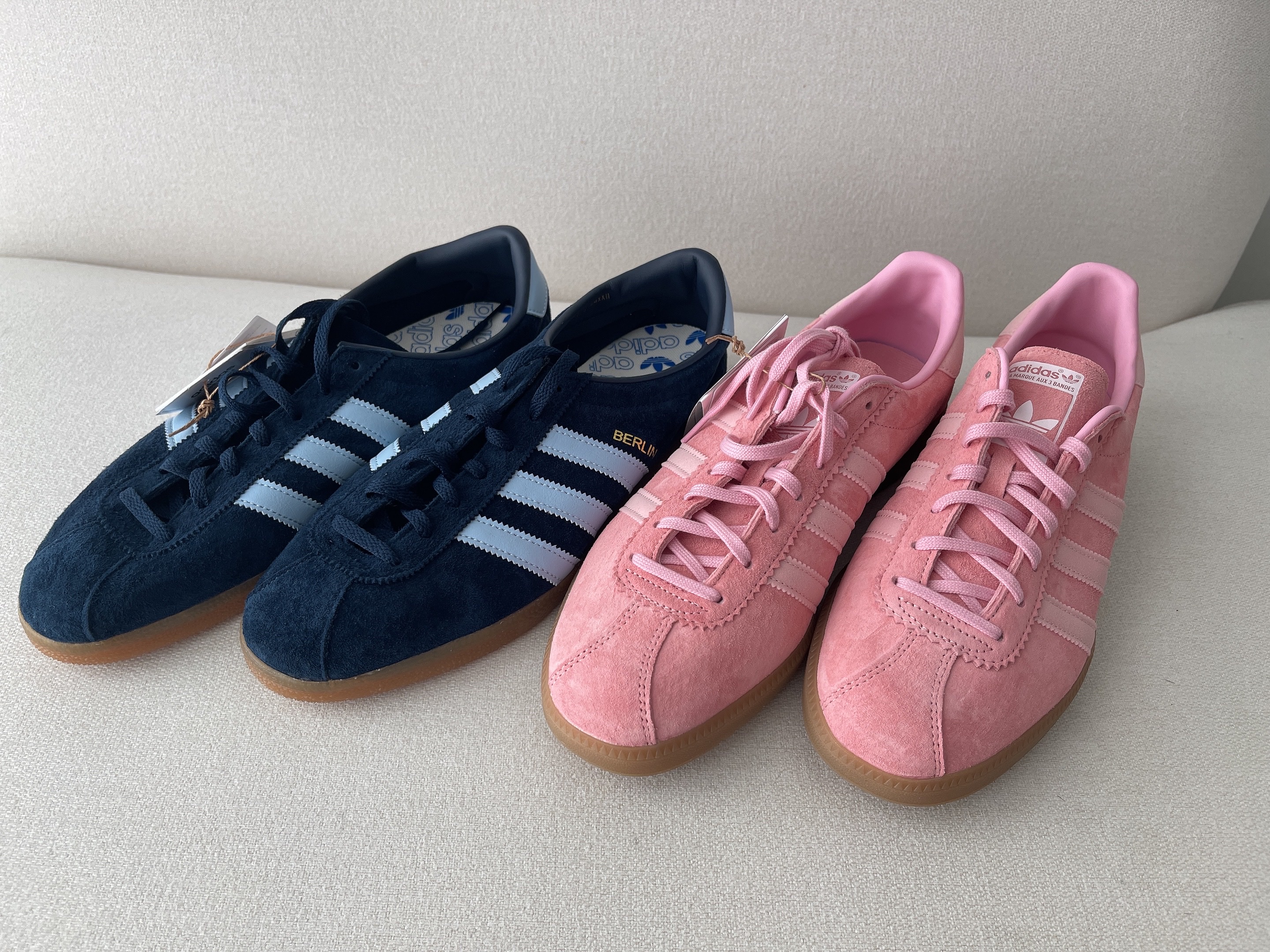 Adidas Berlin Collegiate Navy Pantone, Adidas Bermuda Glow Pink 착용 스타일