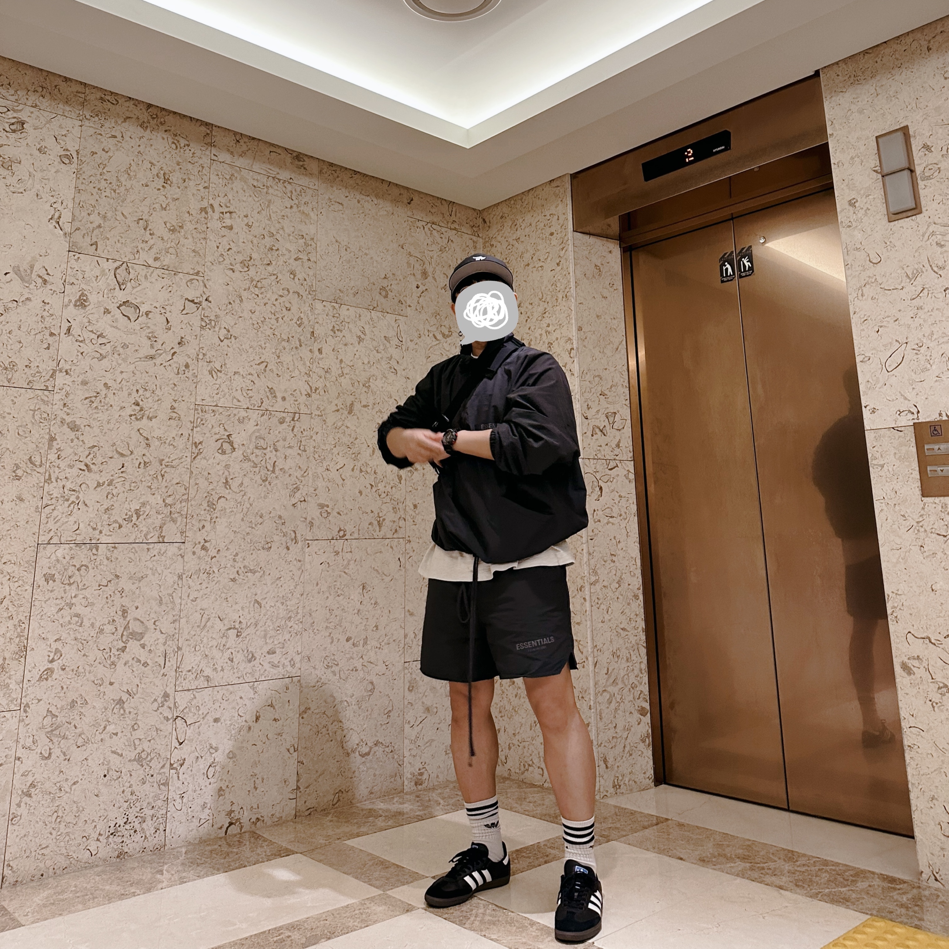 Essentials Half-Zip Track Jacket Black - 21SS, Essentials Volley Shorts Black - 21SS 착용 스타일