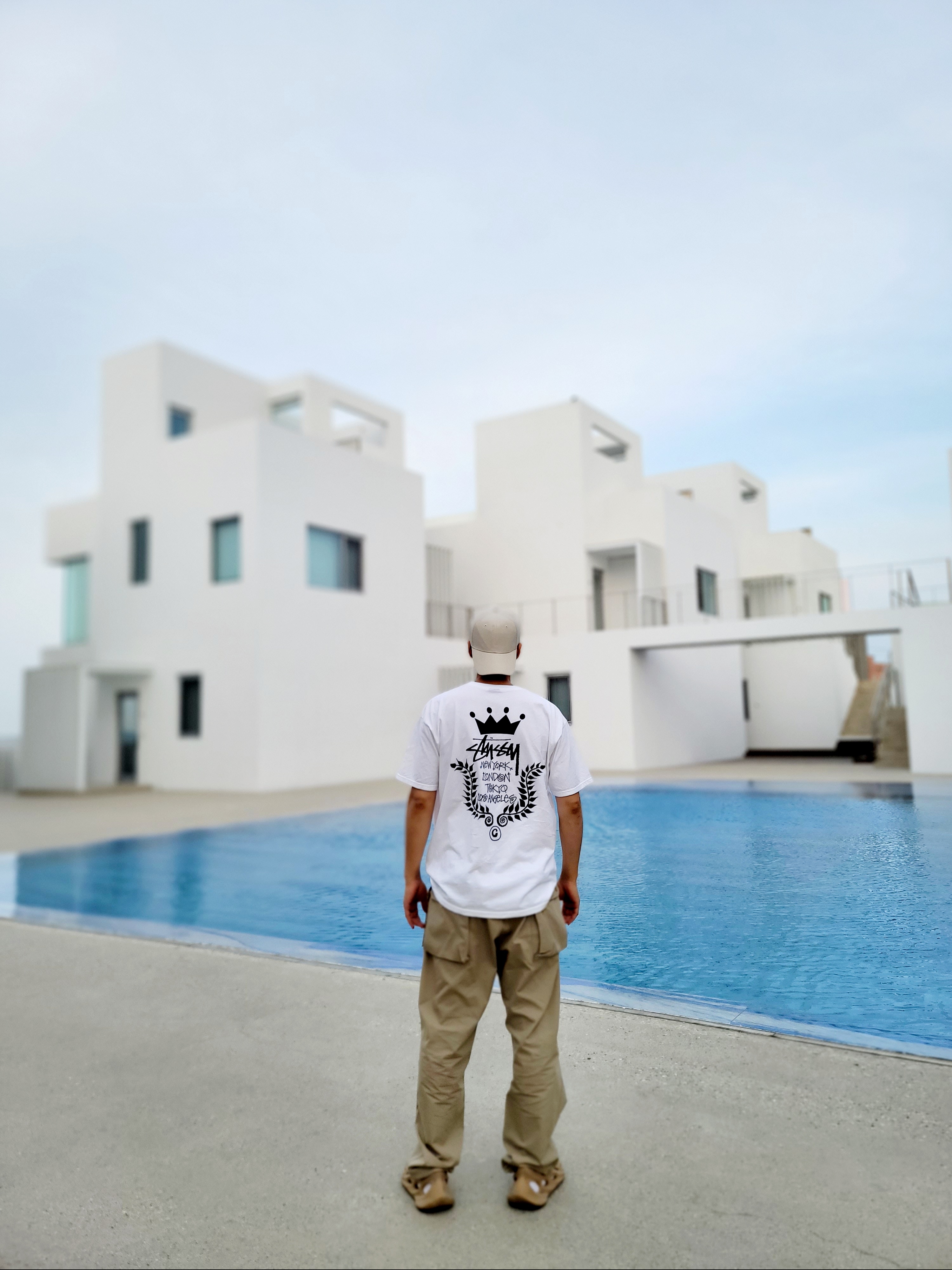 Adidas Yeezy Foam RNNR Ochre, Stussy Crown Wreath T-Shirt White 착용 스타일 - 2