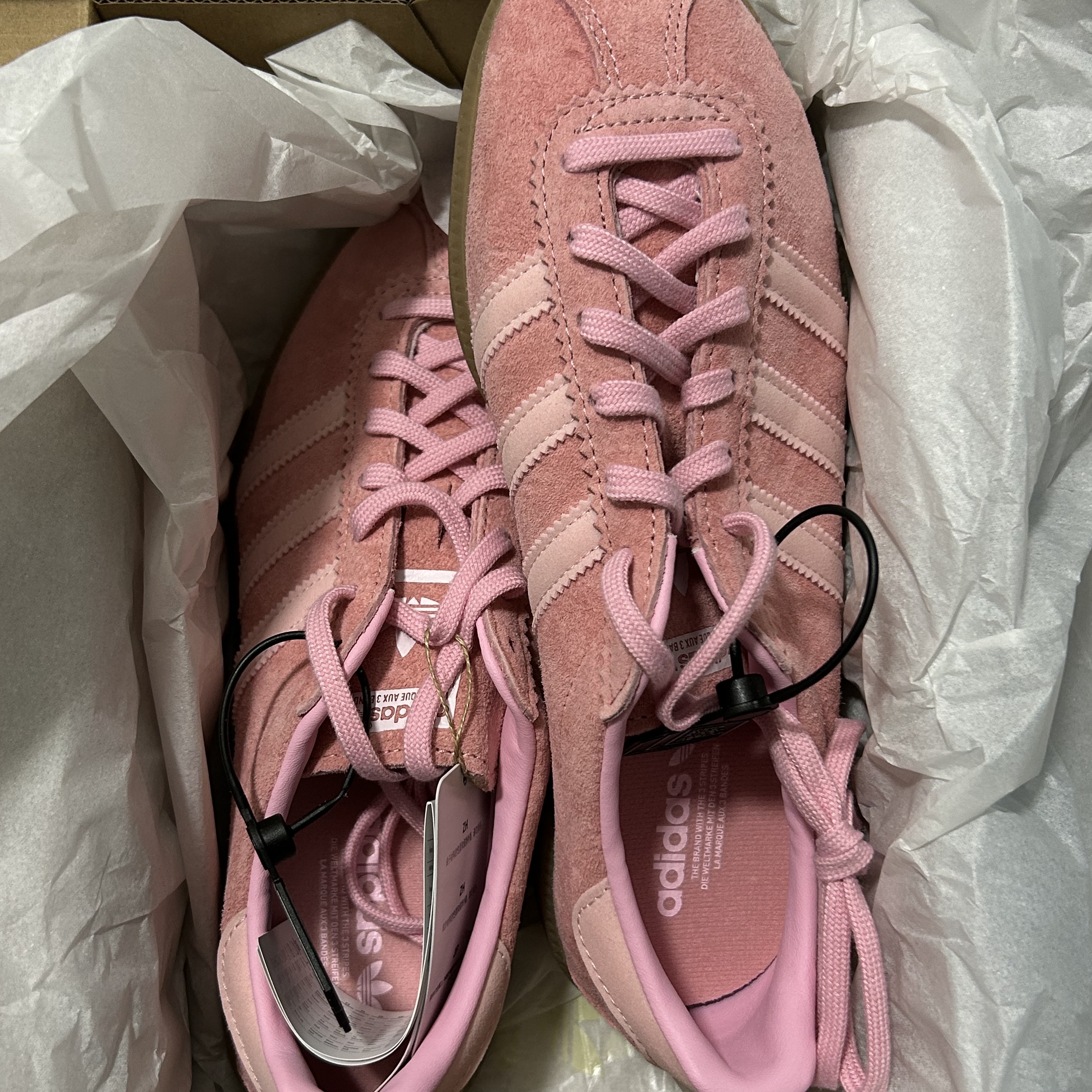 Adidas Bermuda Glow Pink 착용 스타일 - 1