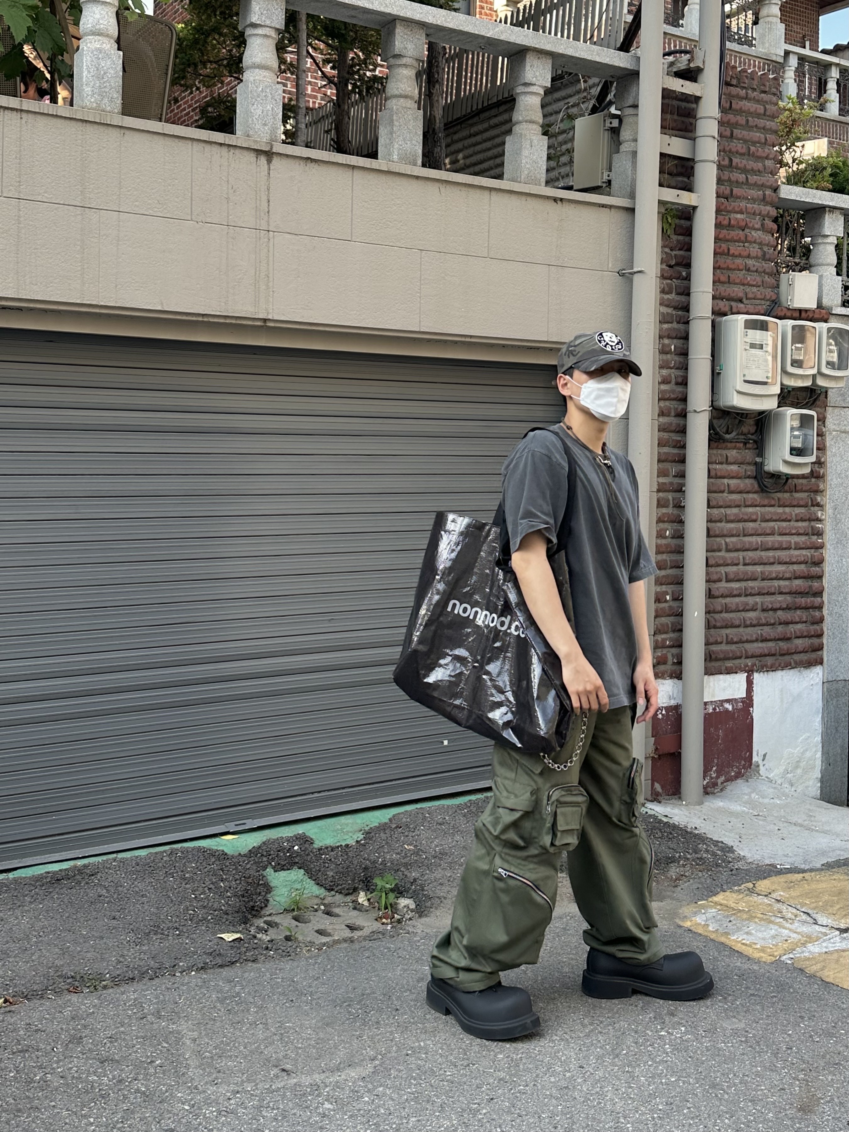 Nonnod Mechanic Cargo Pants Khaki, Balenciaga Steroid Derby Black 착용 스타일 - 3