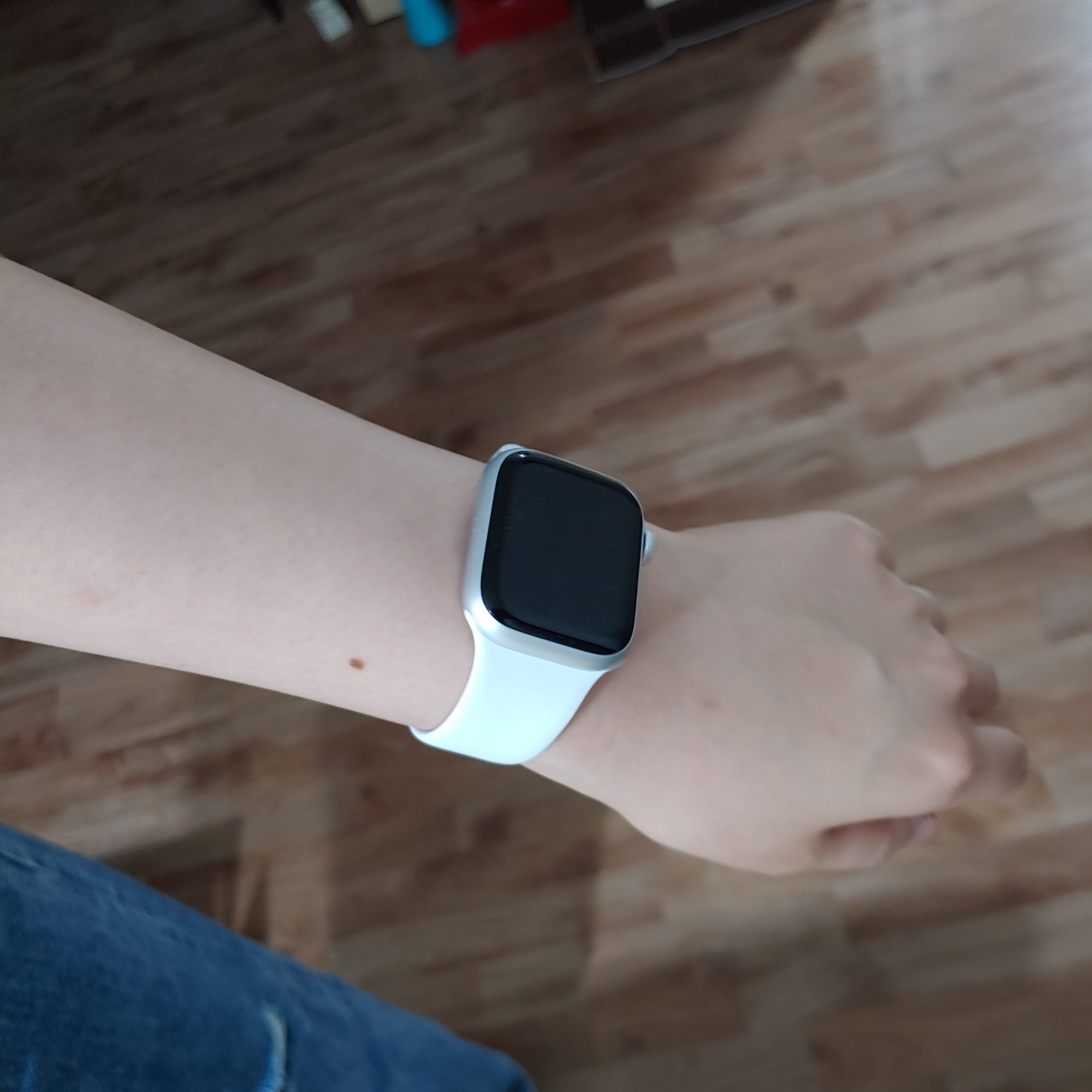 Apple Watch Series 8 41mm GPS Silver Aluminium Case with Sport Band White (Korean Ver.) 착용 스타일