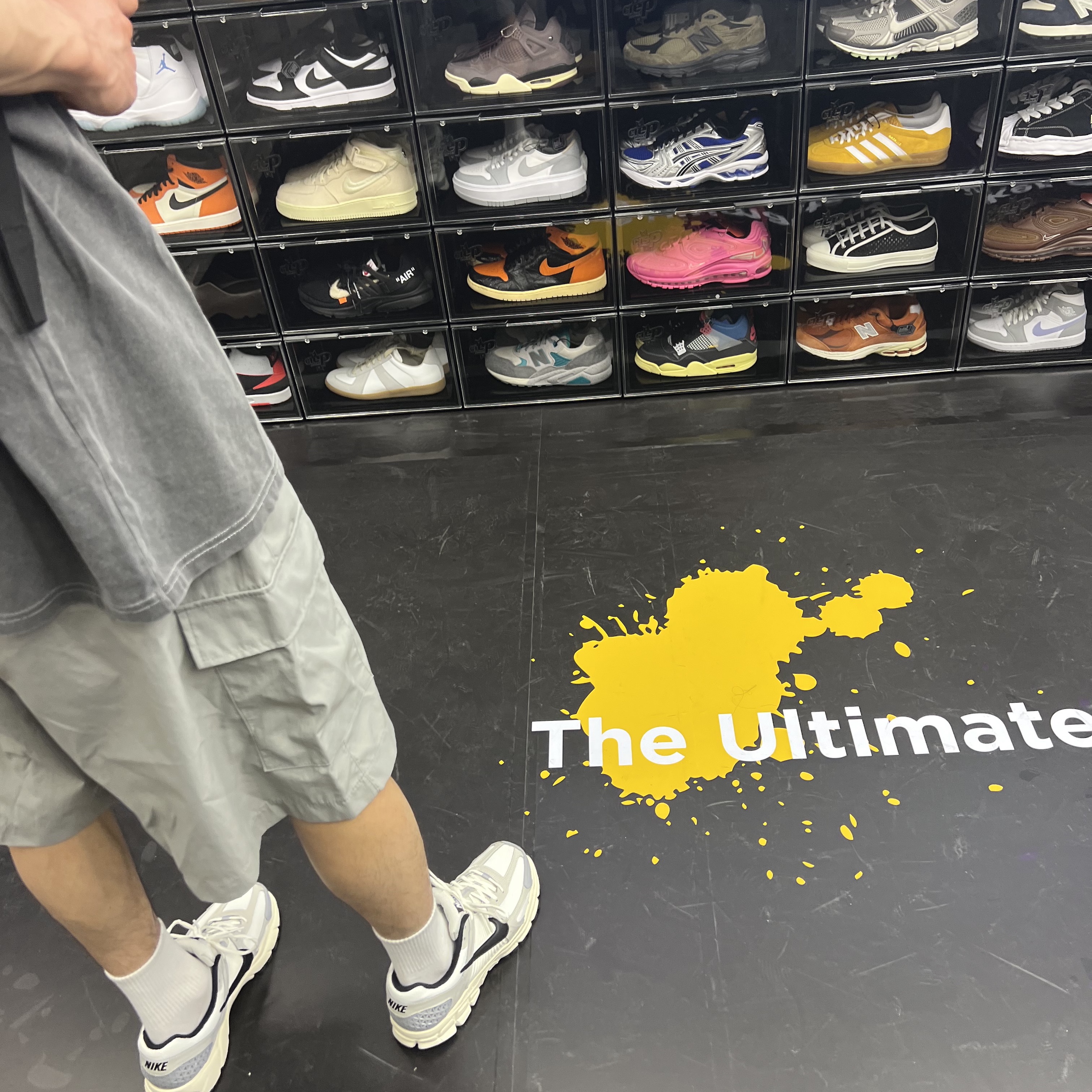 (W) Nike Zoom Vomero 5 Wolf Grey and Black, IAB Studio Pigment T-Shirt Black 착용 스타일 - 2