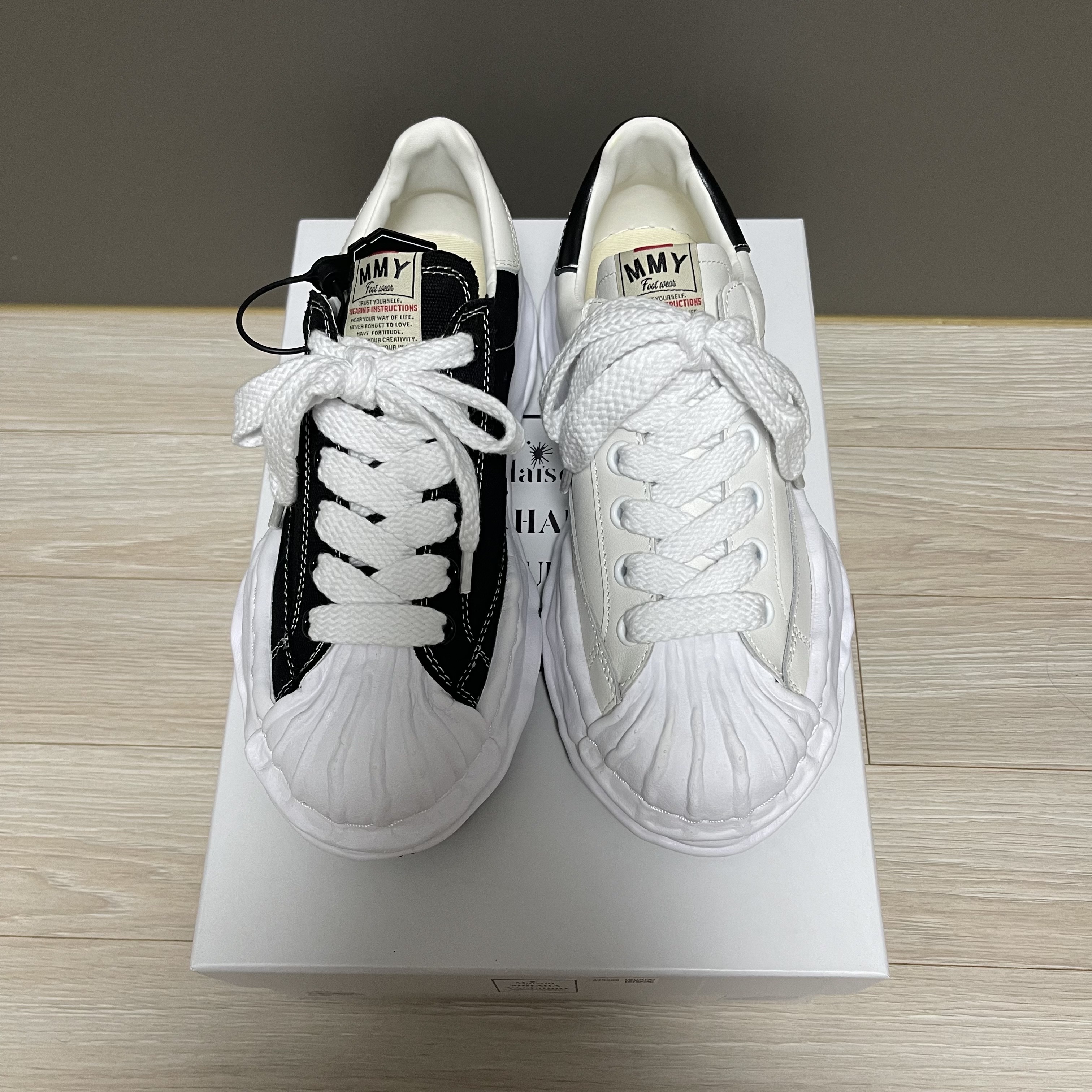 Maison Mihara Yasuhiro Blakey OG Sole Canvas Low-top Sneakers Black White, Maison Mihara Yasuhiro Blakey OG Sole Leather Low-top Sneakers White 착용 스타일 - 2