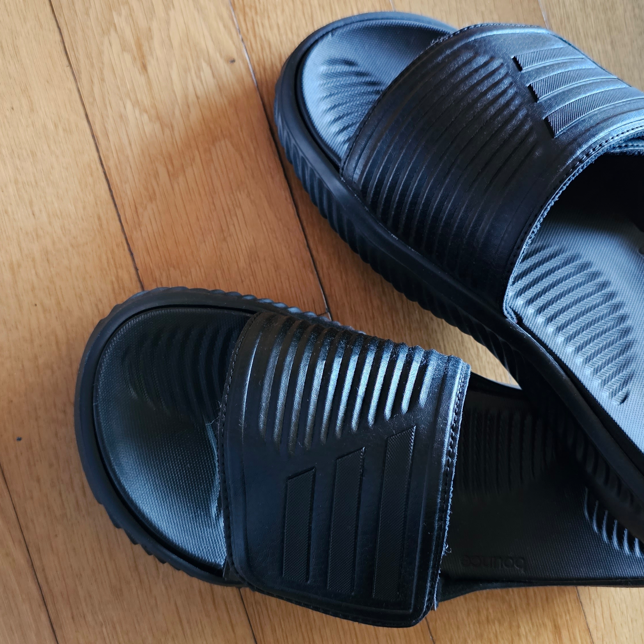 Adidas Alphabounce Slide Core Black 착용 스타일