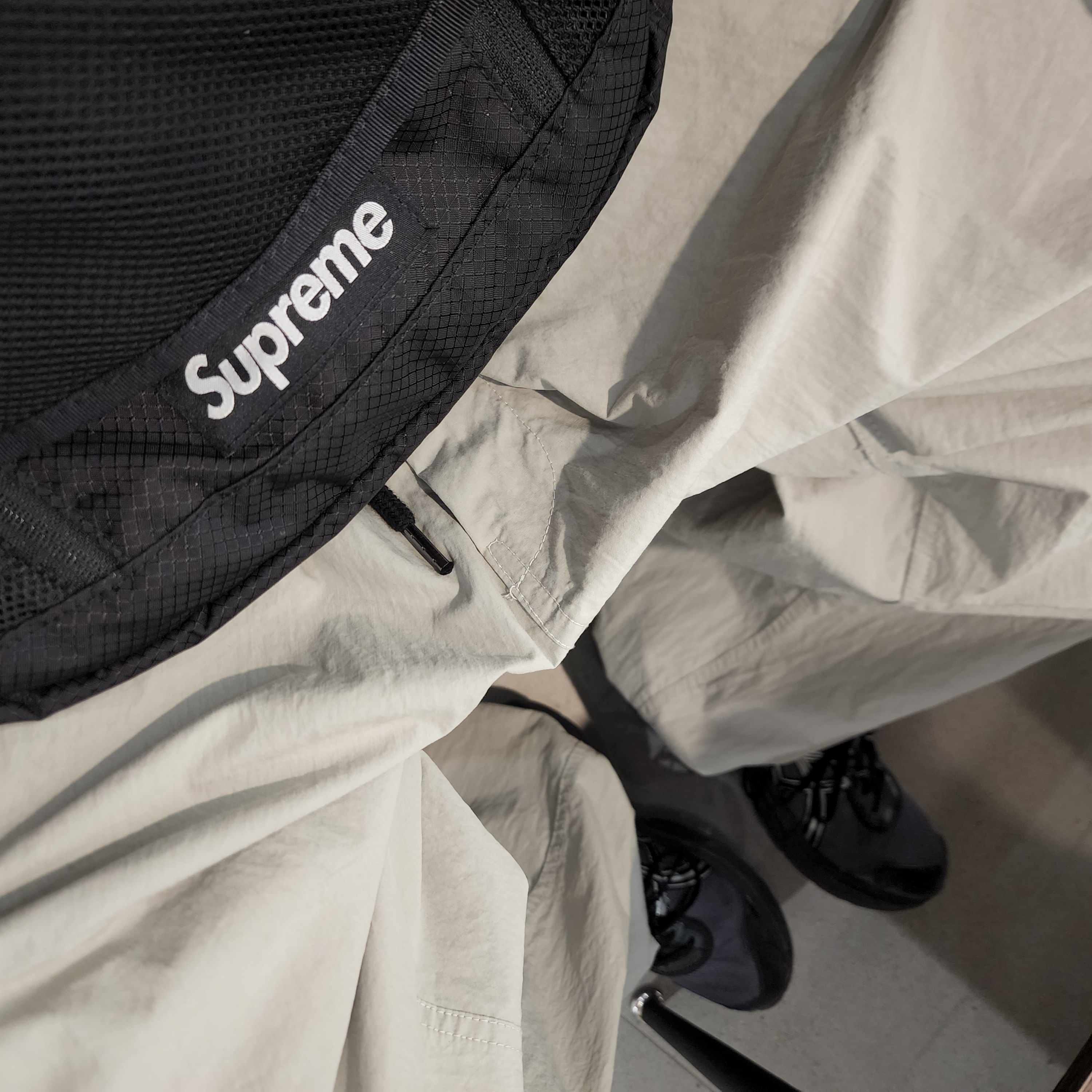 Supreme Small Messenger Bag Black - 22SS, Asics UB2-S Gel-1130 Asphalt Pure Silver 착용 스타일