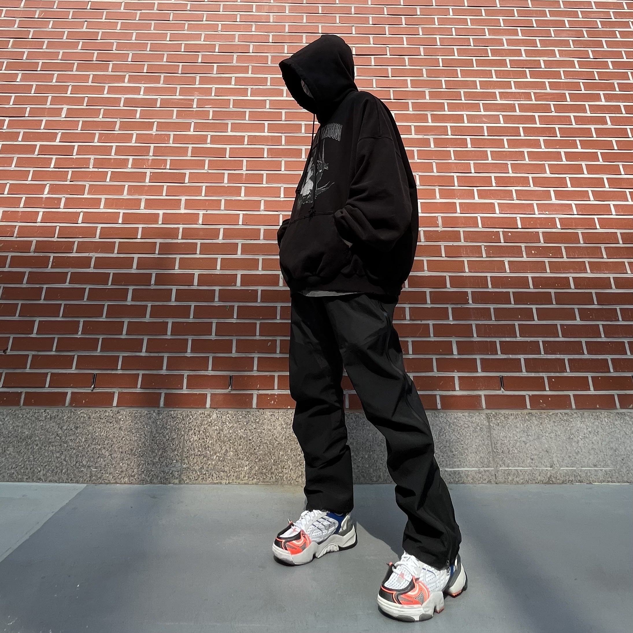Project G/R Etiquette Lesson Vintage Washed Hoodie Black, Arc'teryx Beta Pants Black 착용 스타일 - 3