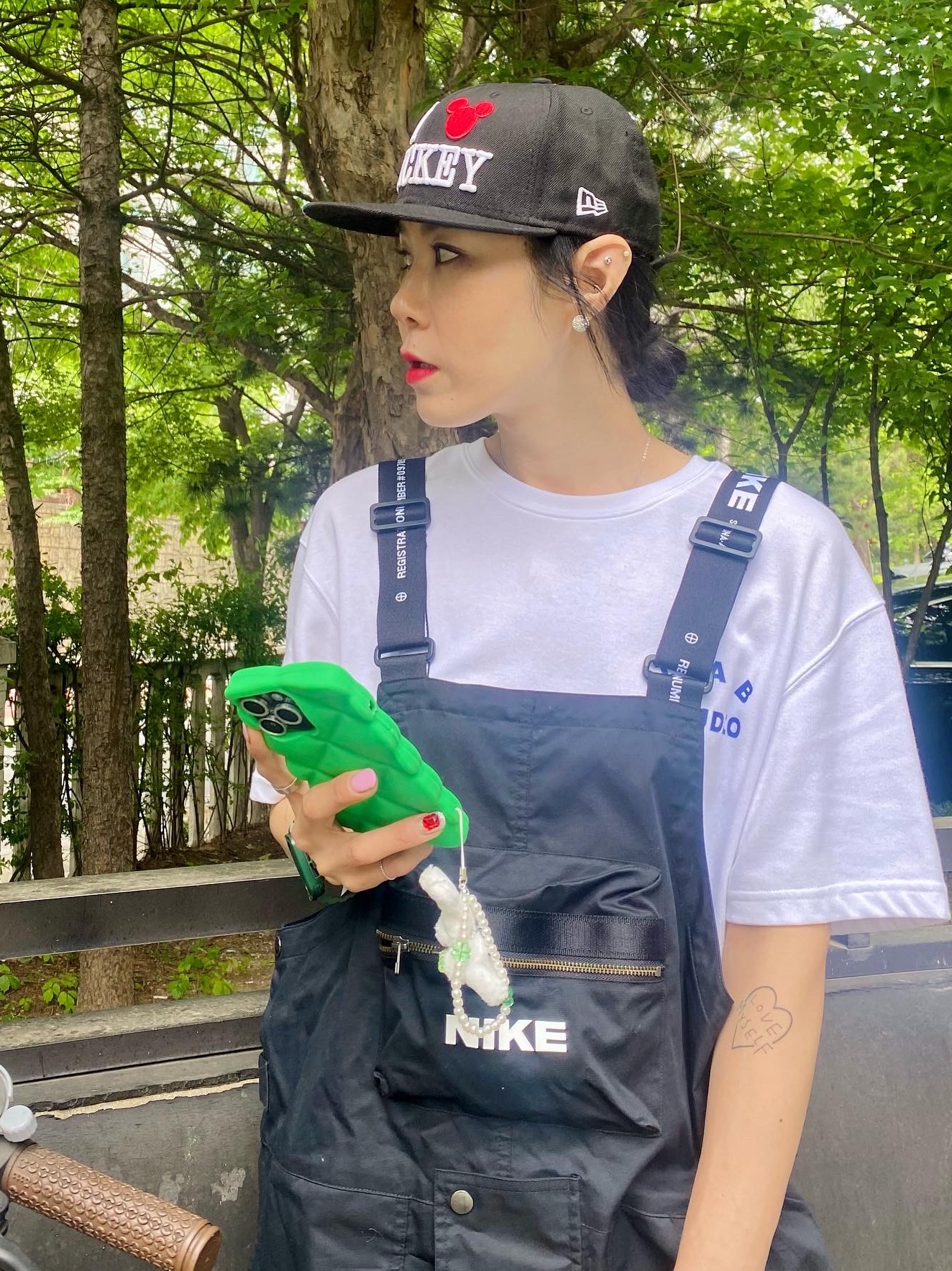 나이키 x 앰부쉬 덩크 하이 블랙, 애플 워치 SE 나이키 44mm GPS 스페이스 그레이 알루미늄 케이스 나이키 스포츠 밴드 앤트러사이트 블랙 (국내 정식 발매 제품) 착용 스타일 - 3