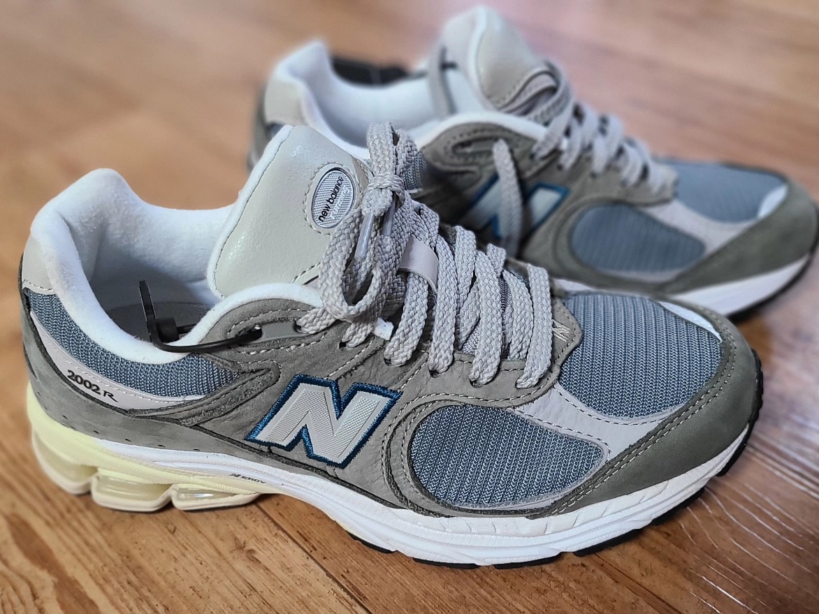 New Balance 2002R Cool Grey 착용 스타일 - 2