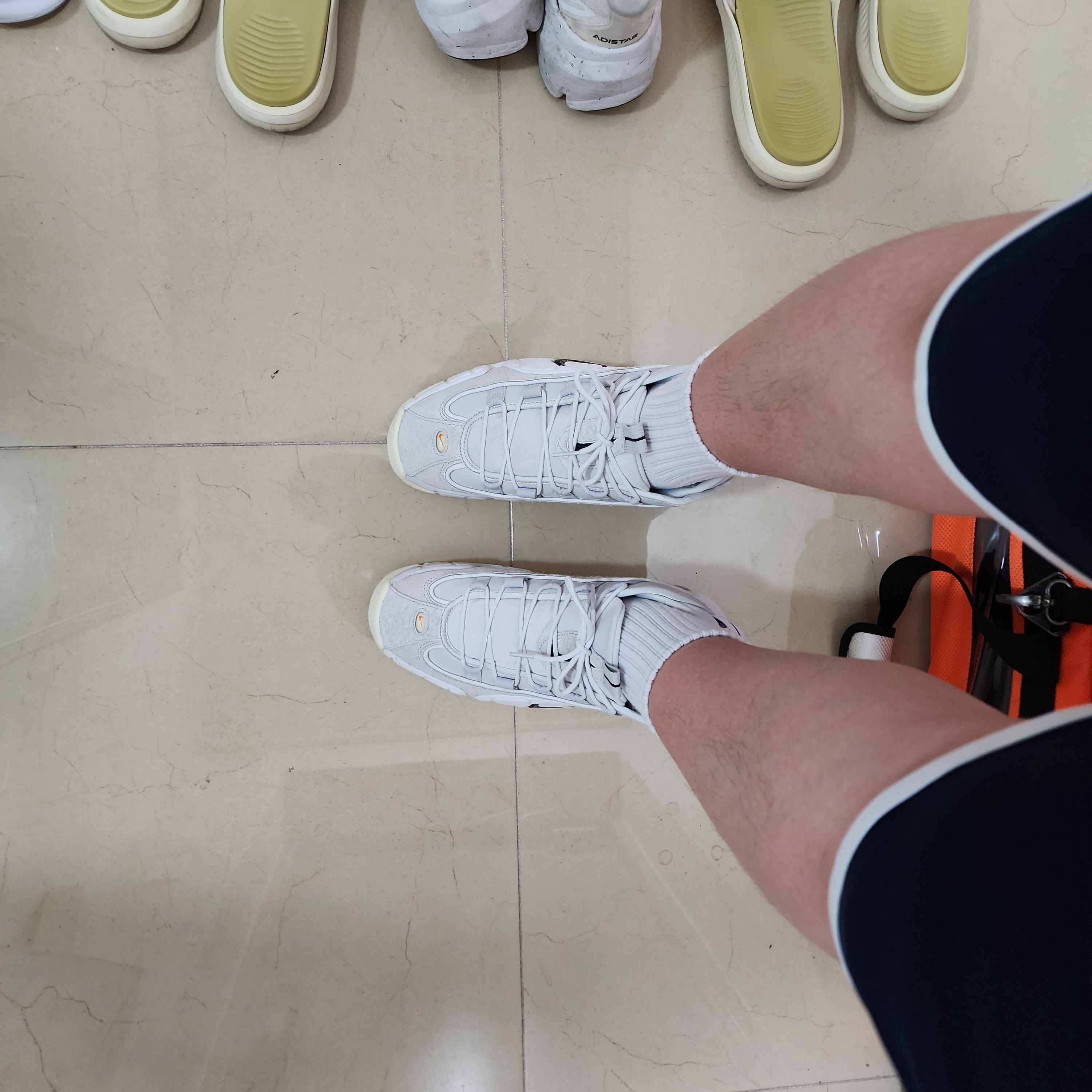 Nike Air Max Penny Photon Dust and Summit White 착용 스타일 - 2