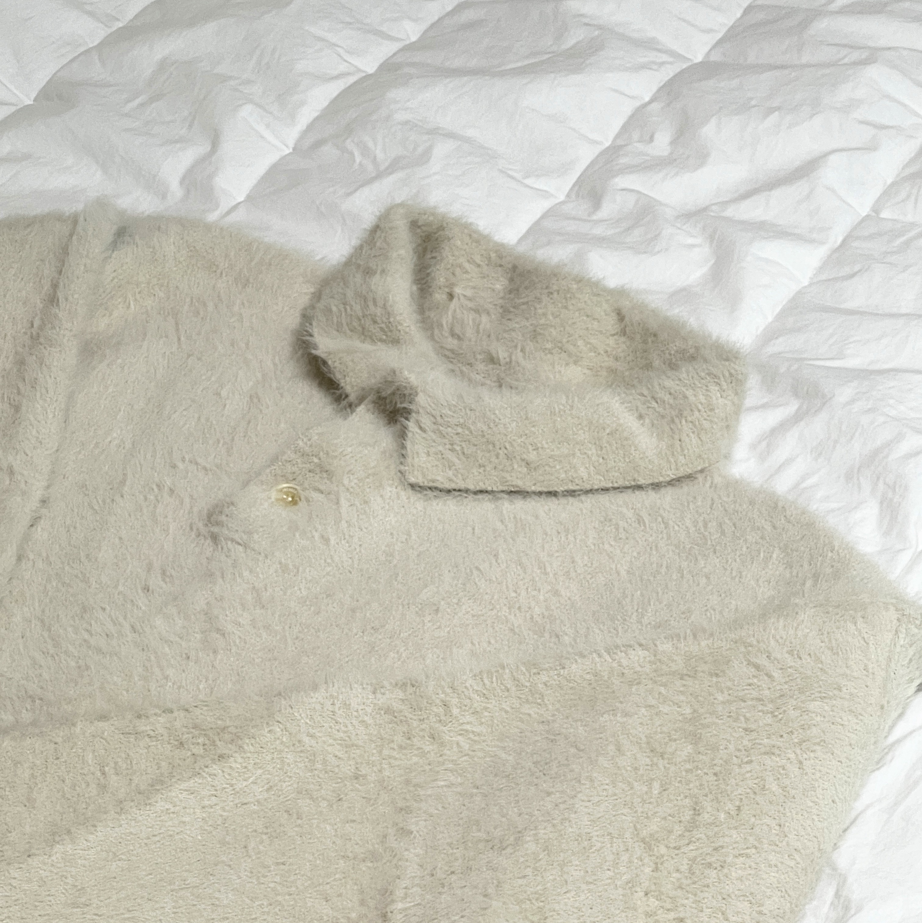 Jacquemus Le Polo Neve Fluffy Long Sleeve Off White 착용 스타일
