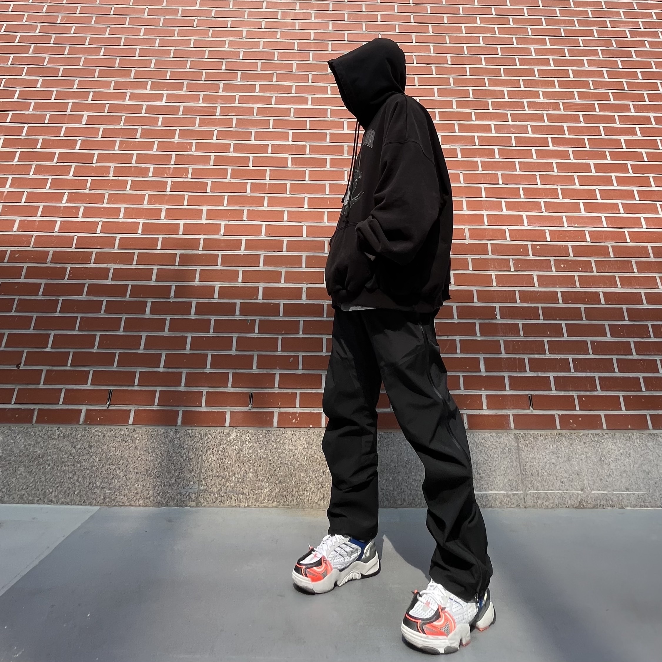 Project G/R Etiquette Lesson Vintage Washed Hoodie Black, Arc'teryx Beta Pants Black 착용 스타일 - 2