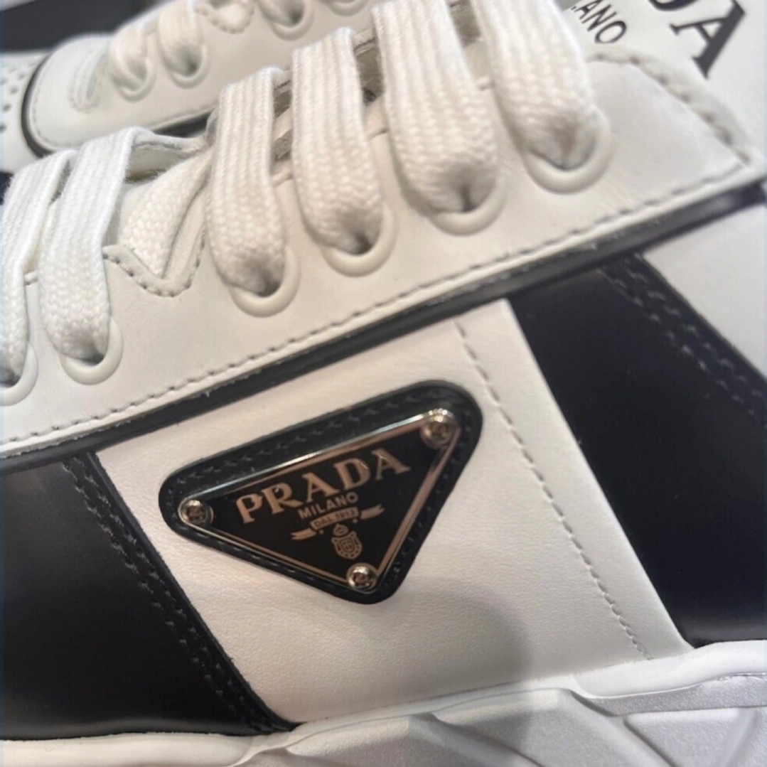 Prada Downtown Leather Sneakers White Black 착용 스타일