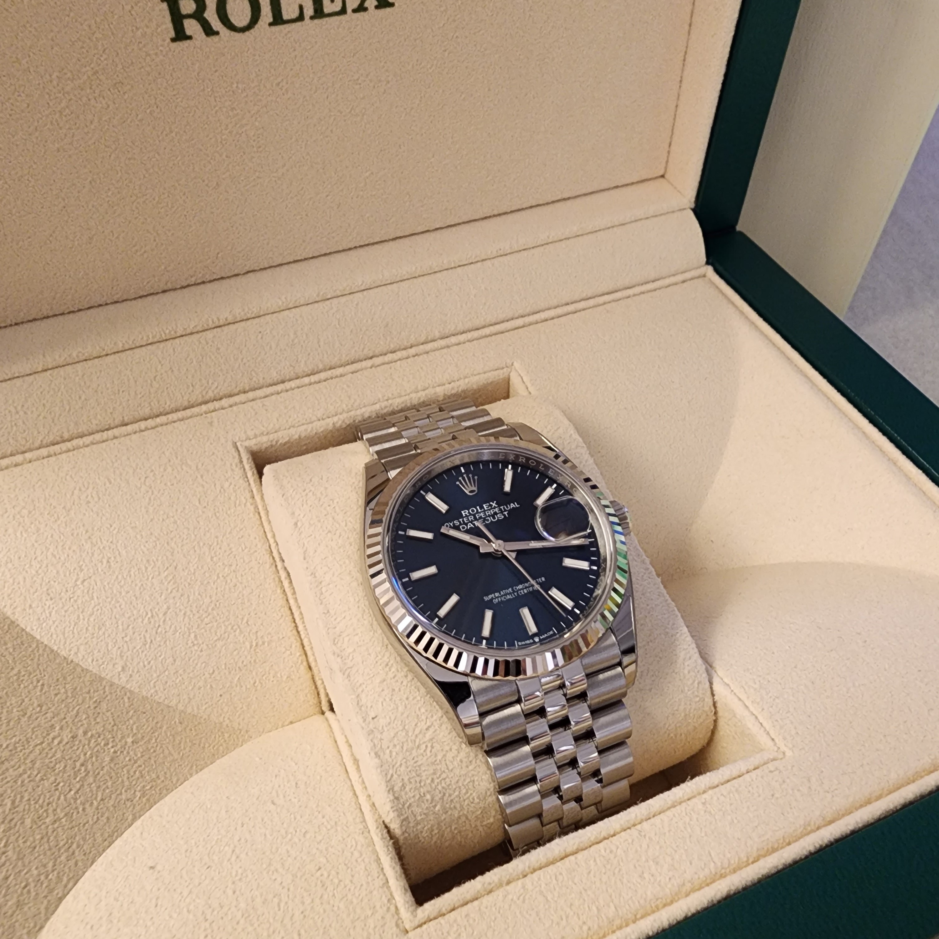 Rolex Datejust 36mm 126234 Bright Blue Jubilee 착용 스타일 - 2