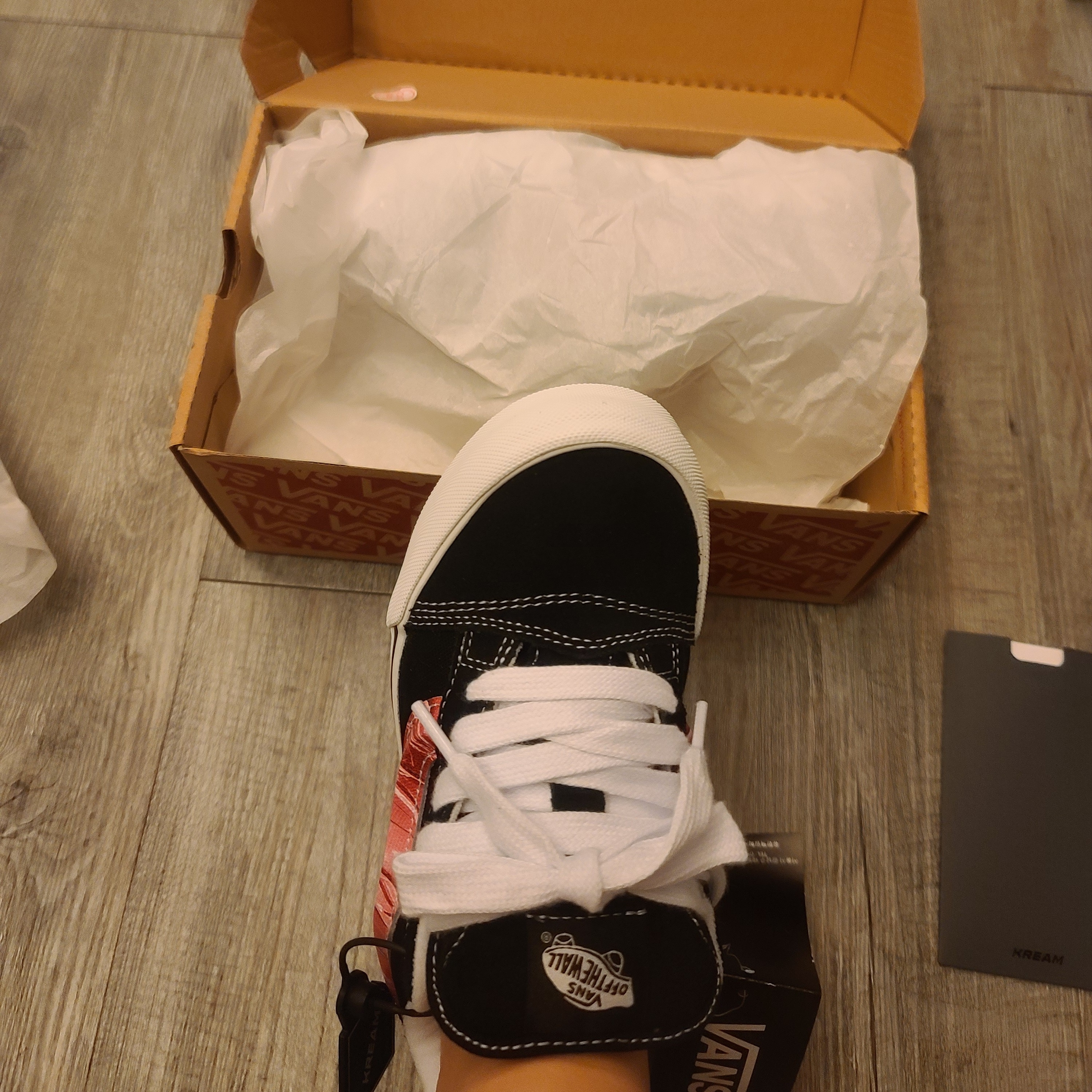 Vans x Peaches. Knu-Skool Black Pink 착용 스타일 - 1
