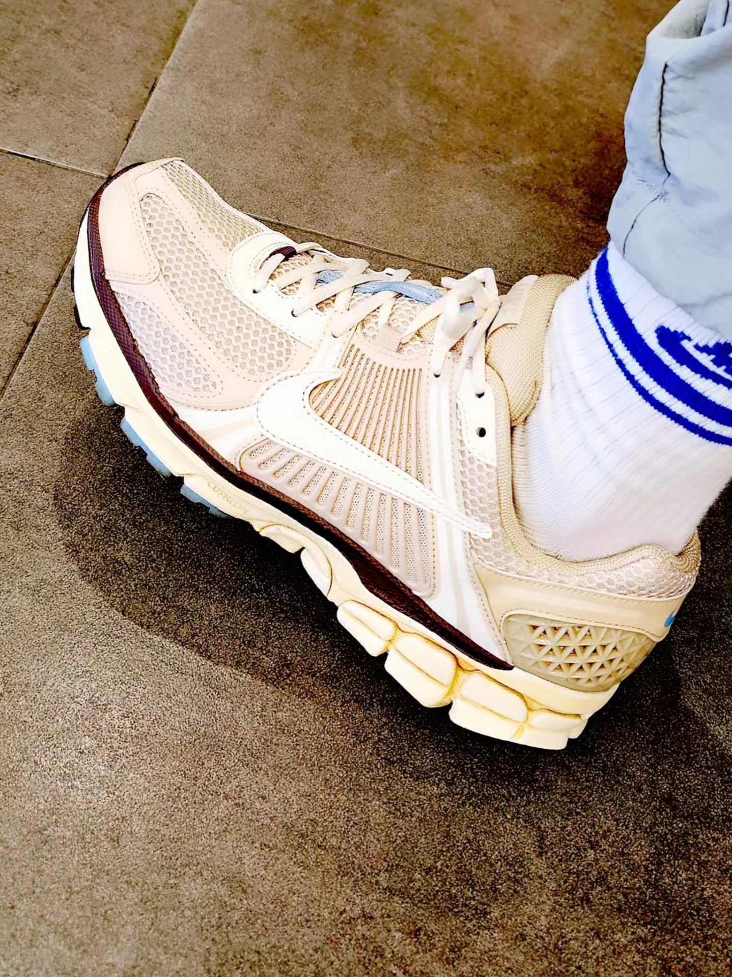 (W) Nike Zoom Vomero 5 Oatmeal 착용 스타일 - 4
