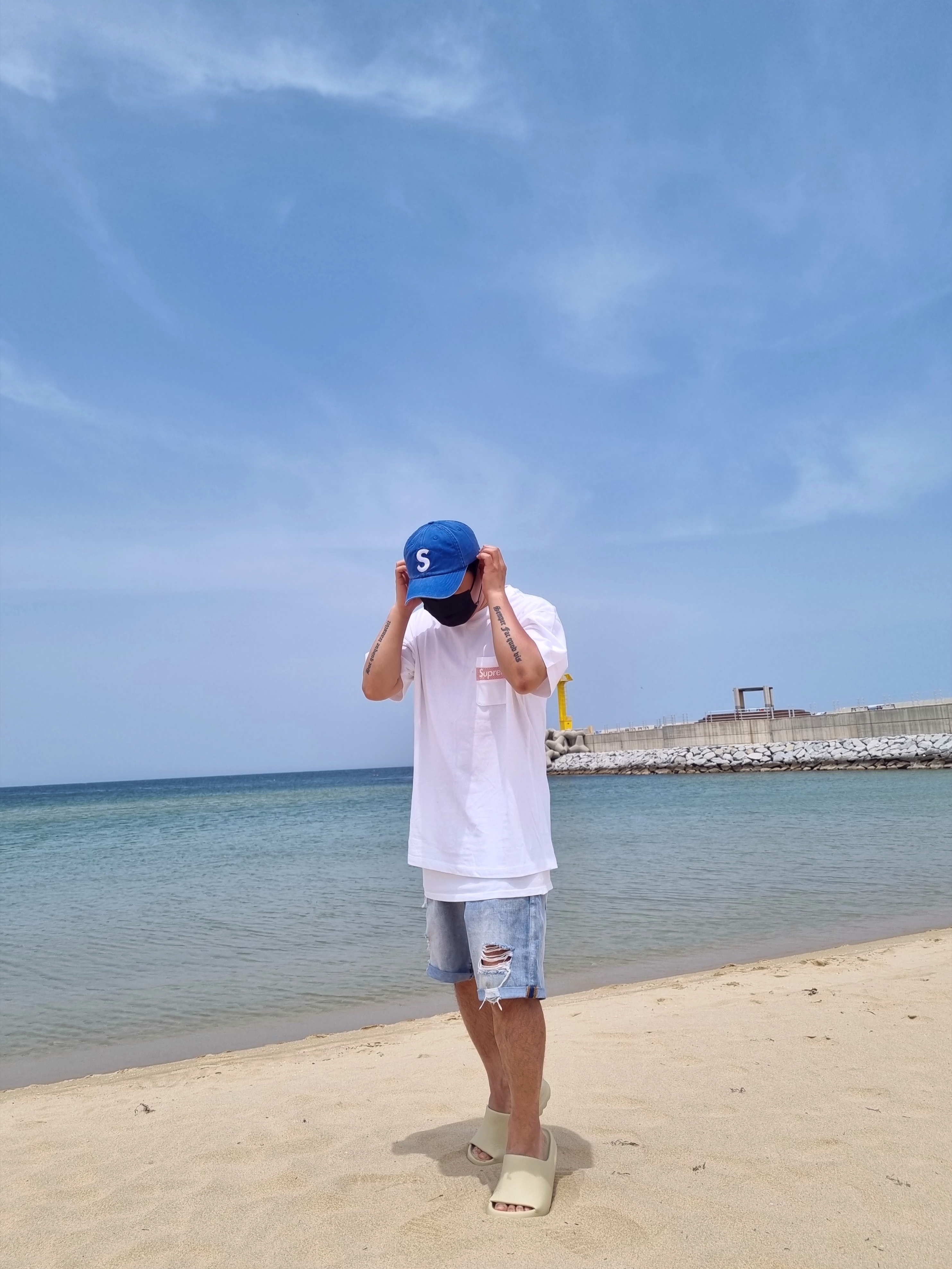 Adidas Yeezy Slide Bone 2022/2023, Supreme Pigment Print S Logo 6-Panel Royal - 20SS 착용 스타일