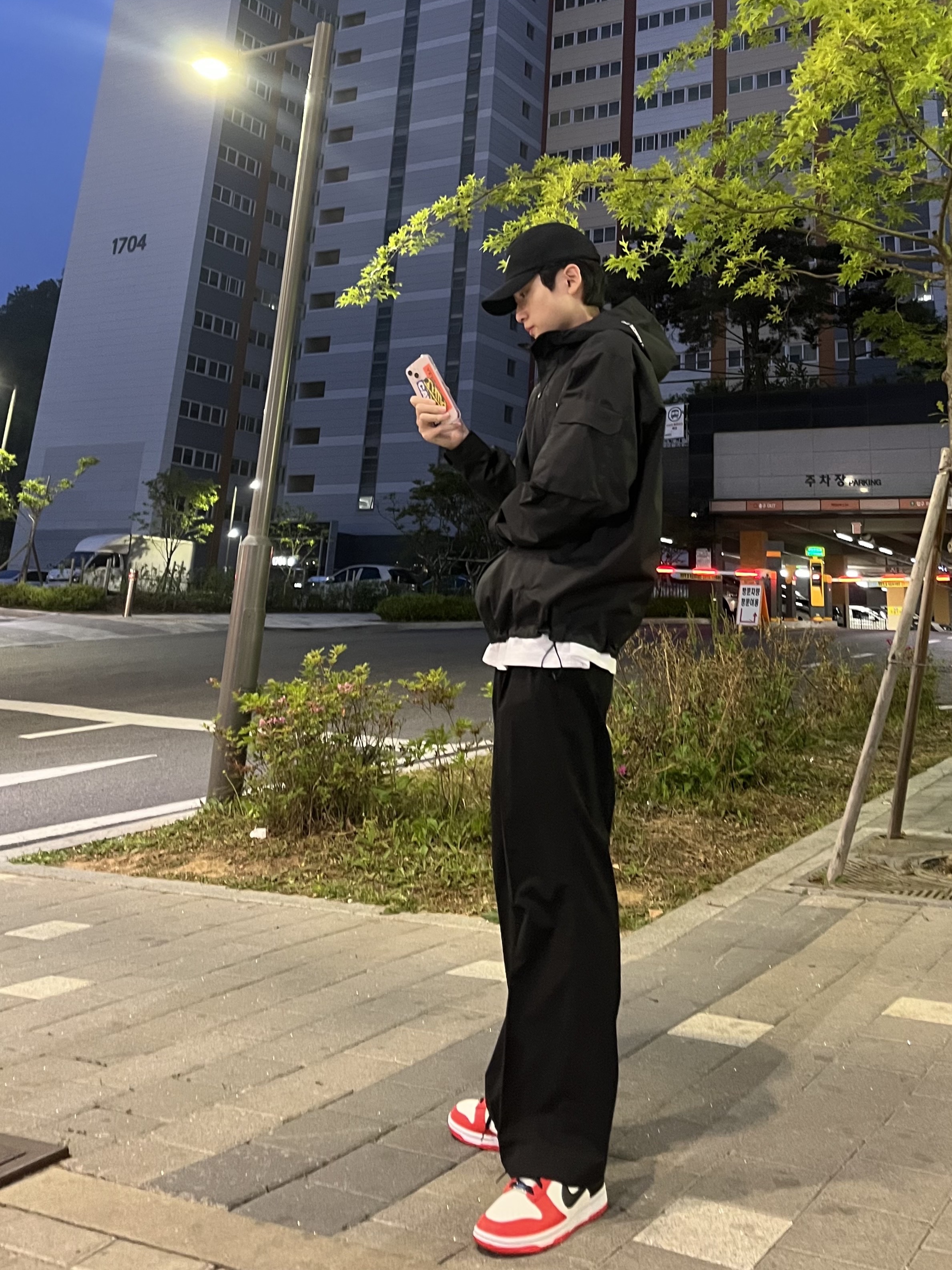 Nike x NBA Dunk Low Retro EMB Black and Chile Red 착용 스타일