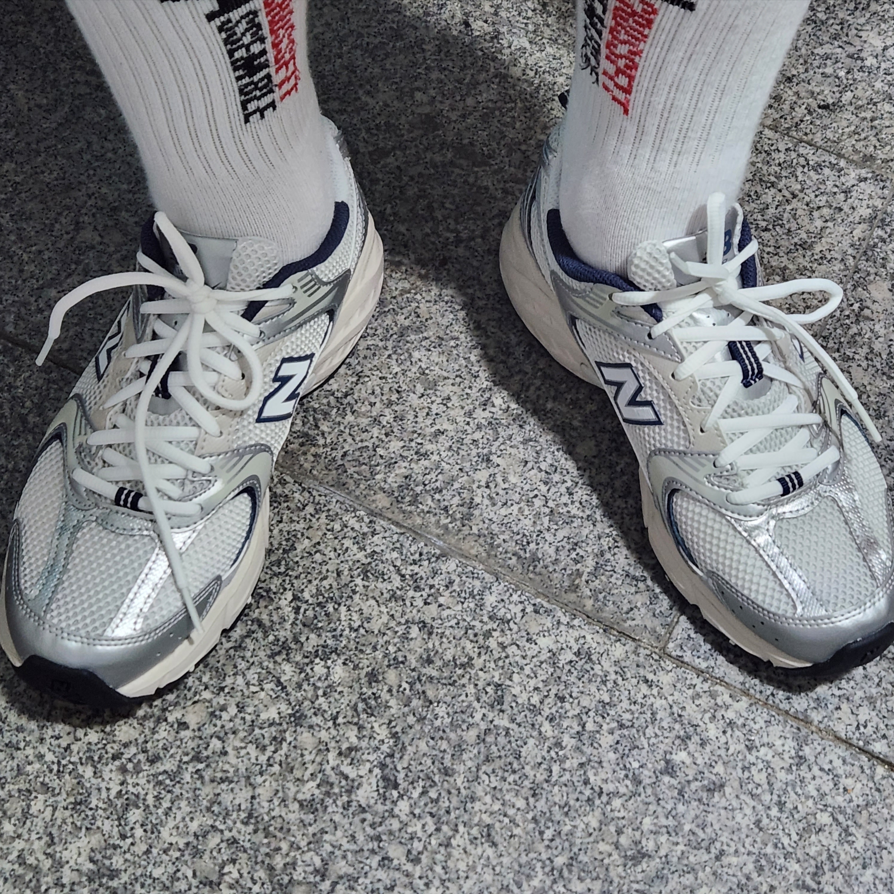 New Balance 530 Steel Grey 착용 스타일