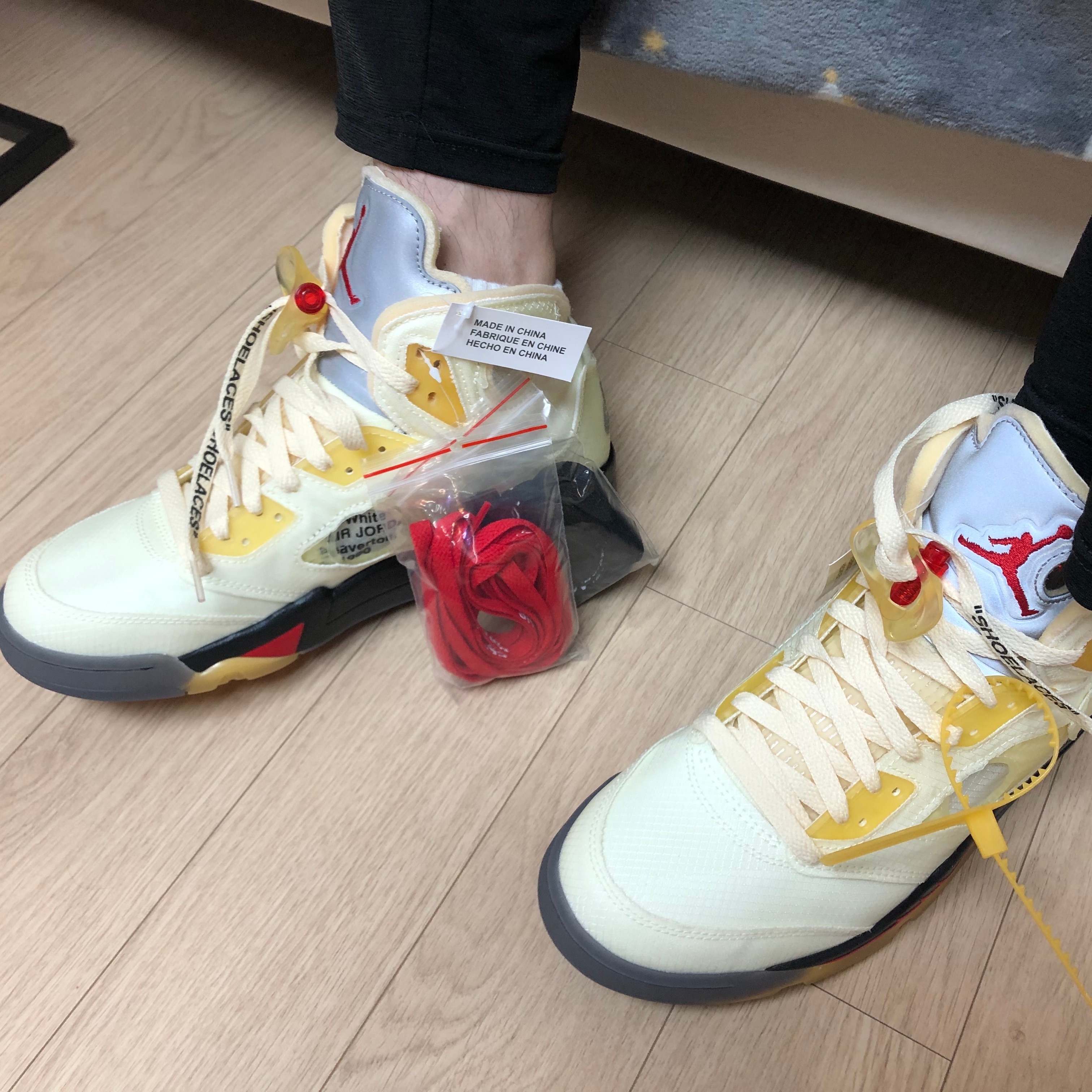 Jordan 5 x Off-White Retro SP Sail Fire Red 착용 스타일
