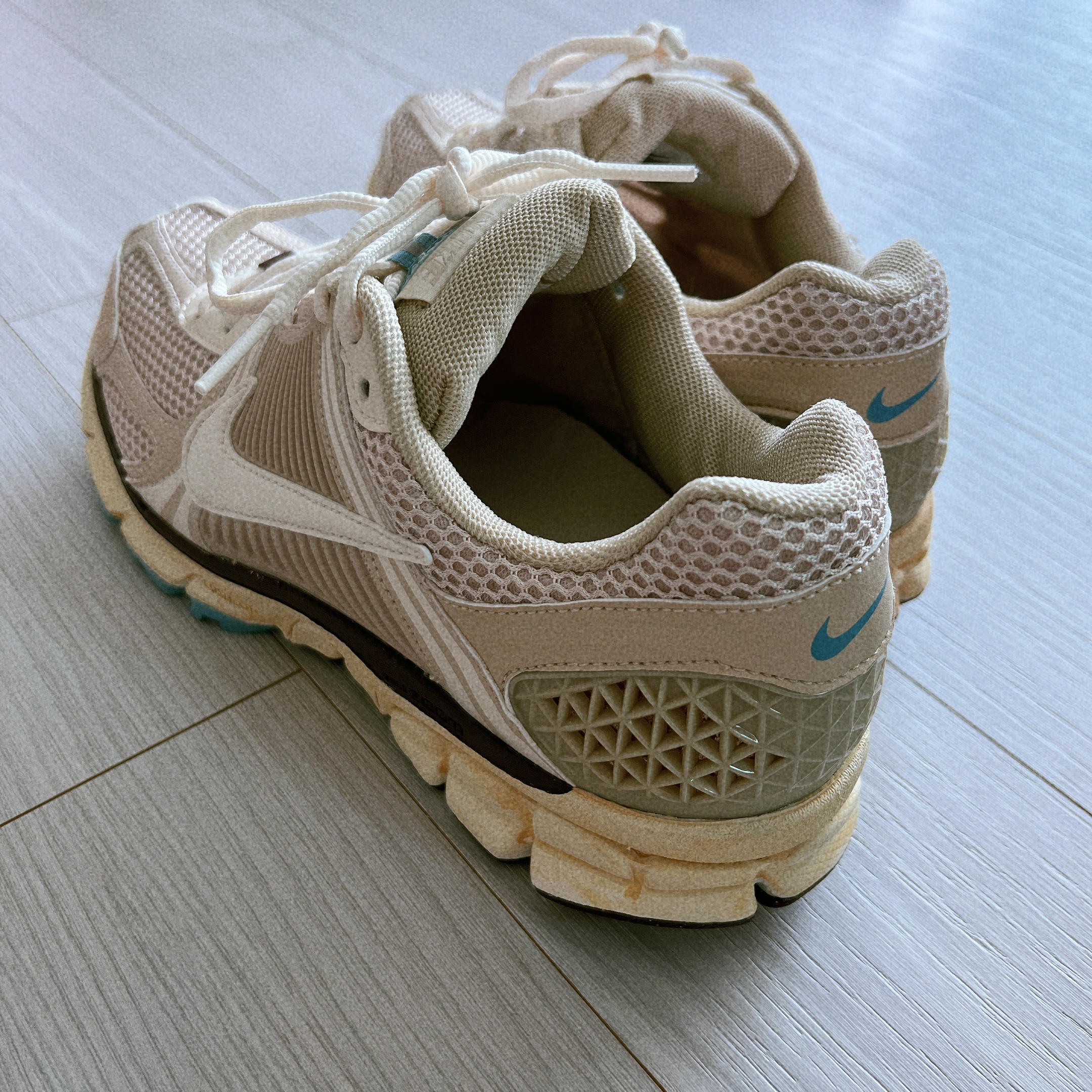 (W) Nike Zoom Vomero 5 Oatmeal 착용 스타일